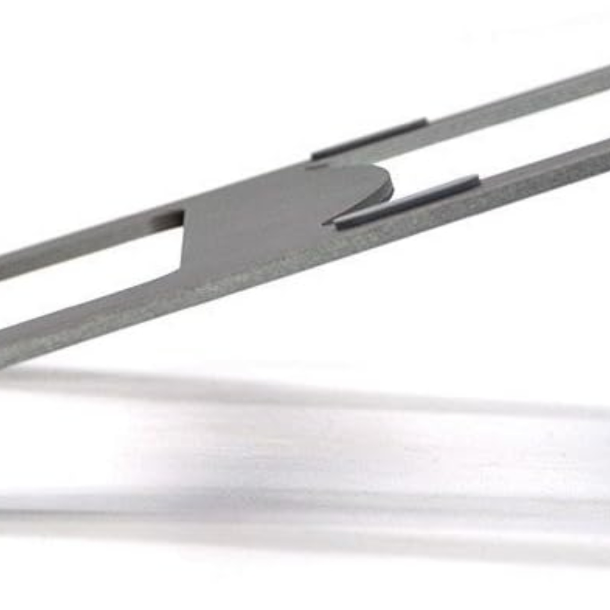 Nahaufnahme eines Metallwerkzeugs mit Ausschnitt, flach und grau.