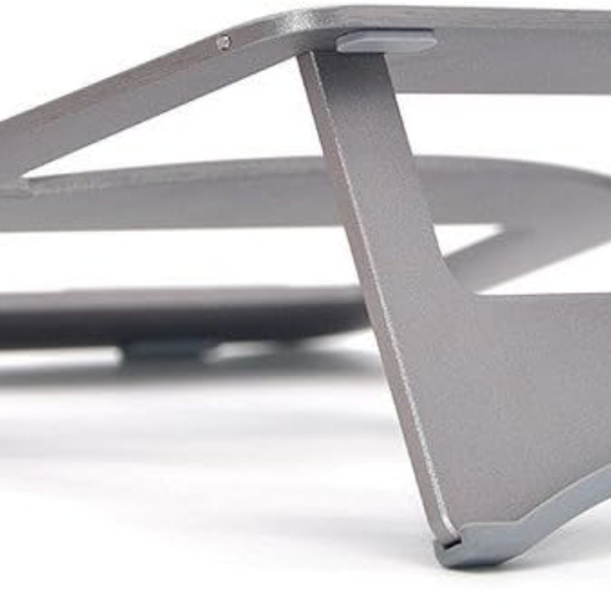 Silberner Laptopständer, abgewinkeltes Design, graue Gummifüße.