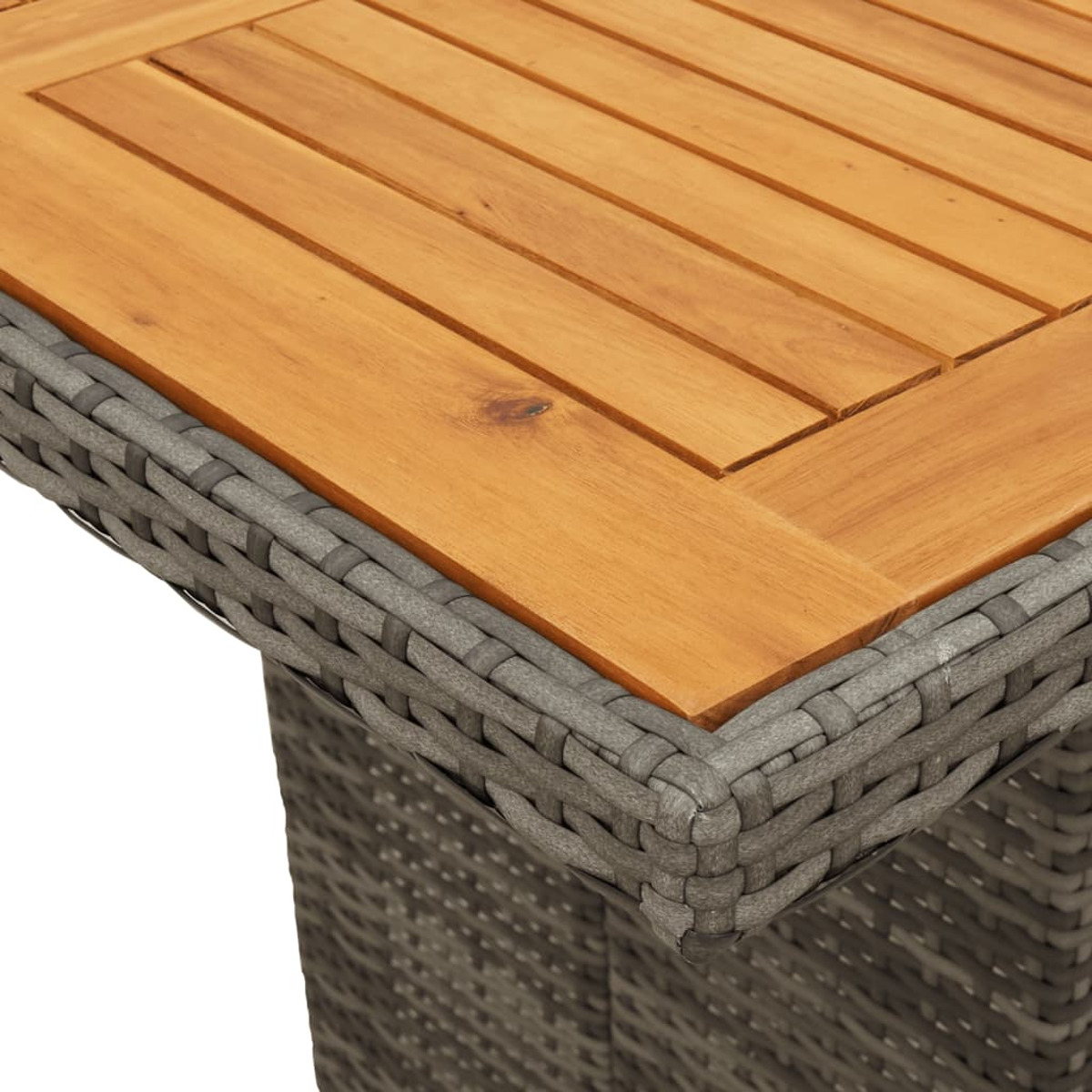 Primo piano di un tavolo in legno con bordo in vimini grigio, isolato.
