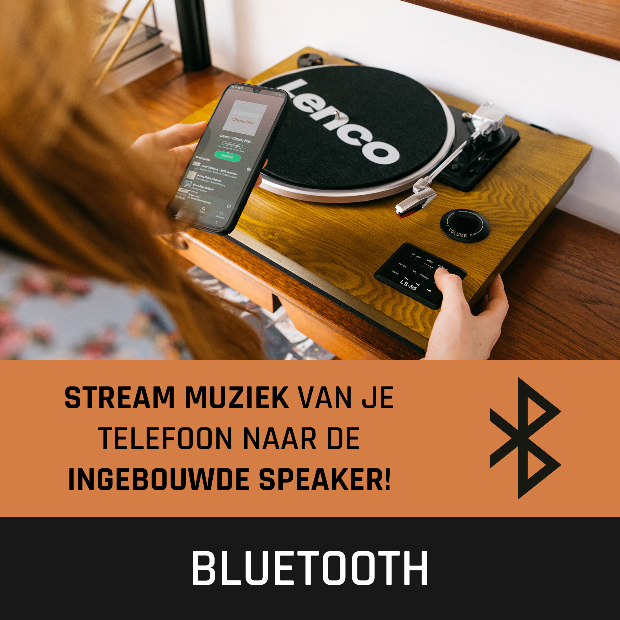 Een persoon houdt een telefoon vast met muziek naast een platenspeler. Bluetooth-tekst wordt weergegeven.