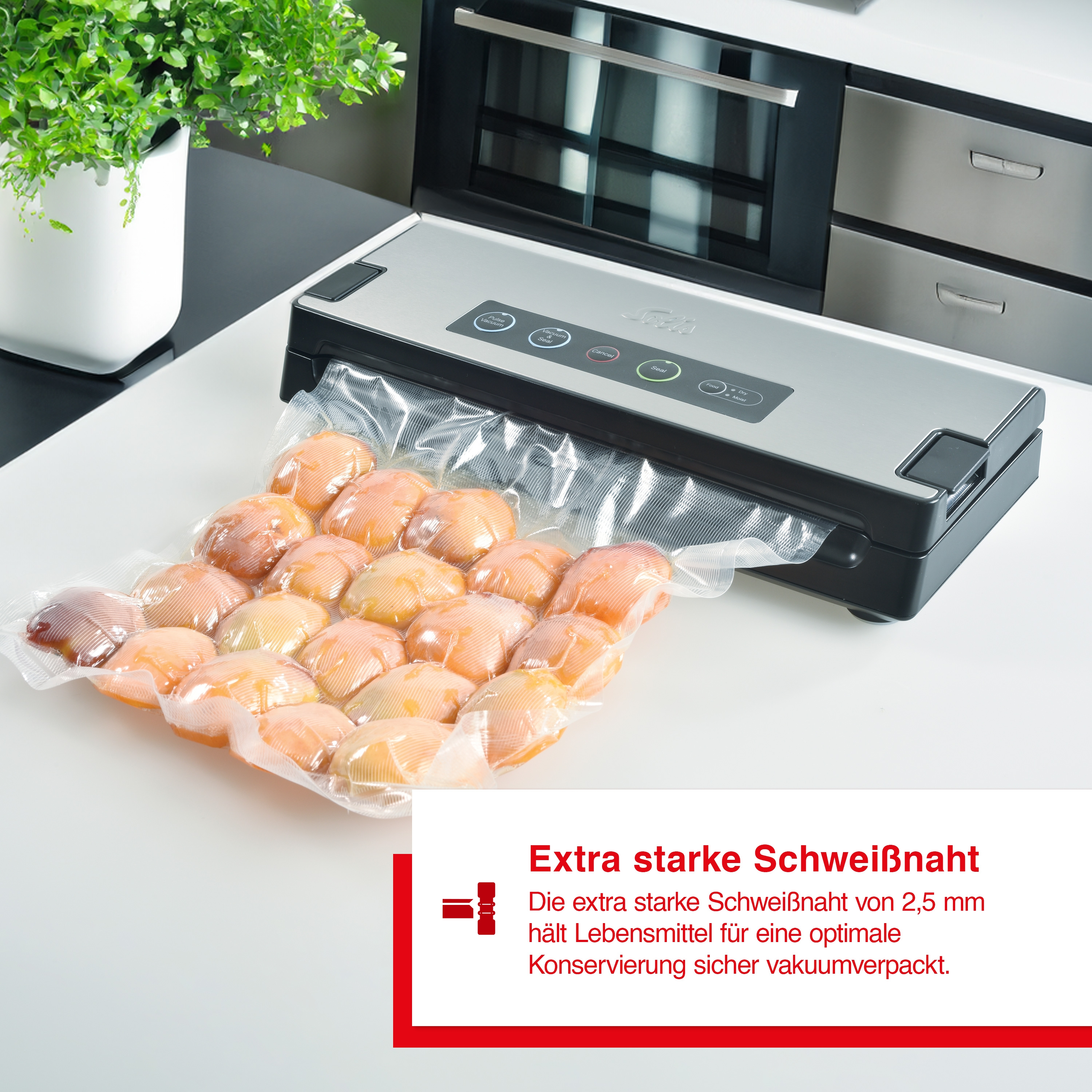 Vakuumiergerät mit verpackten Lebensmitteln, mit rotem Textlabel, auf weißem Hintergrund.