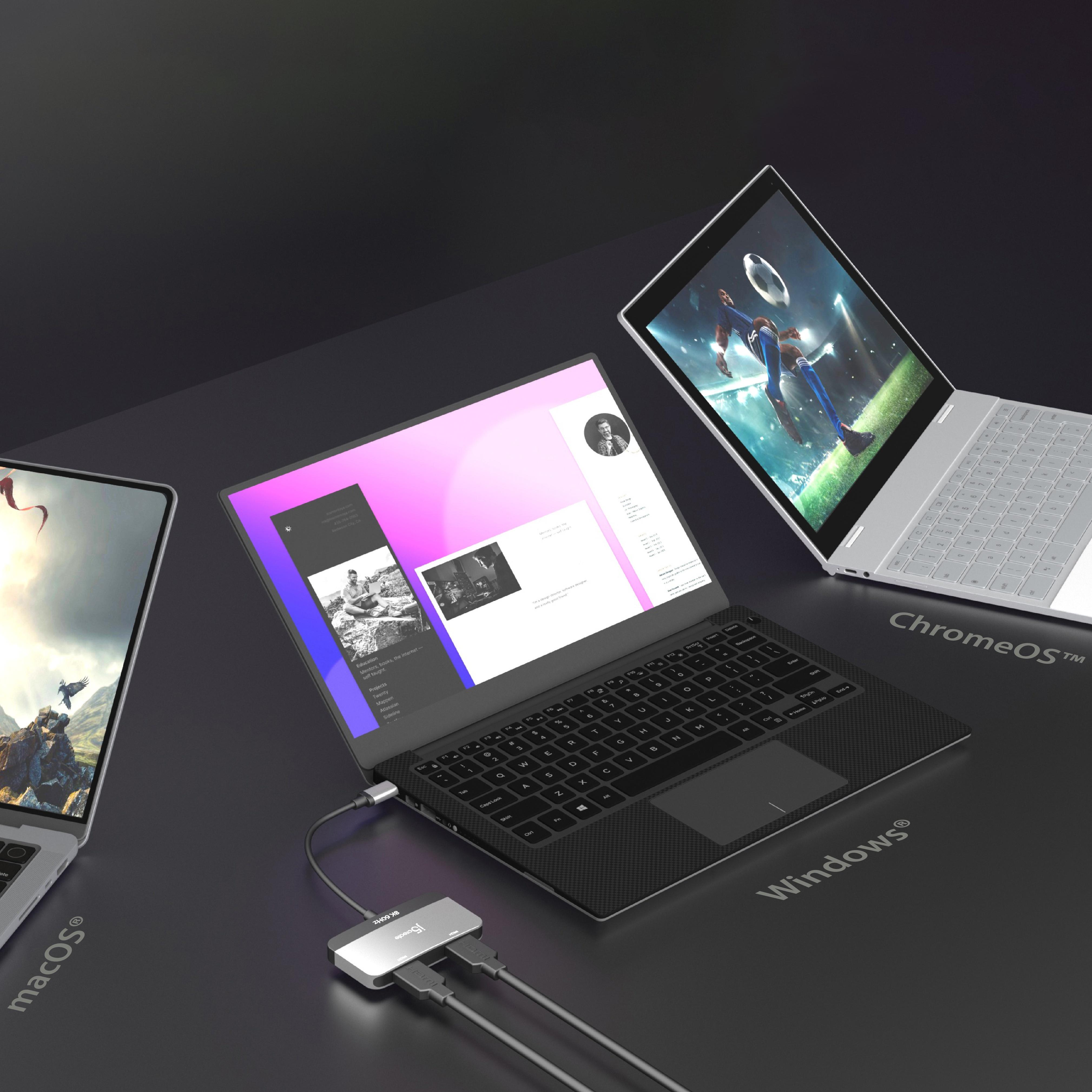 Drei Laptops, die mit einem silbernen Adapter verbunden sind. Einer ist ein MacBook, einer Windows, einer ChromeOS.