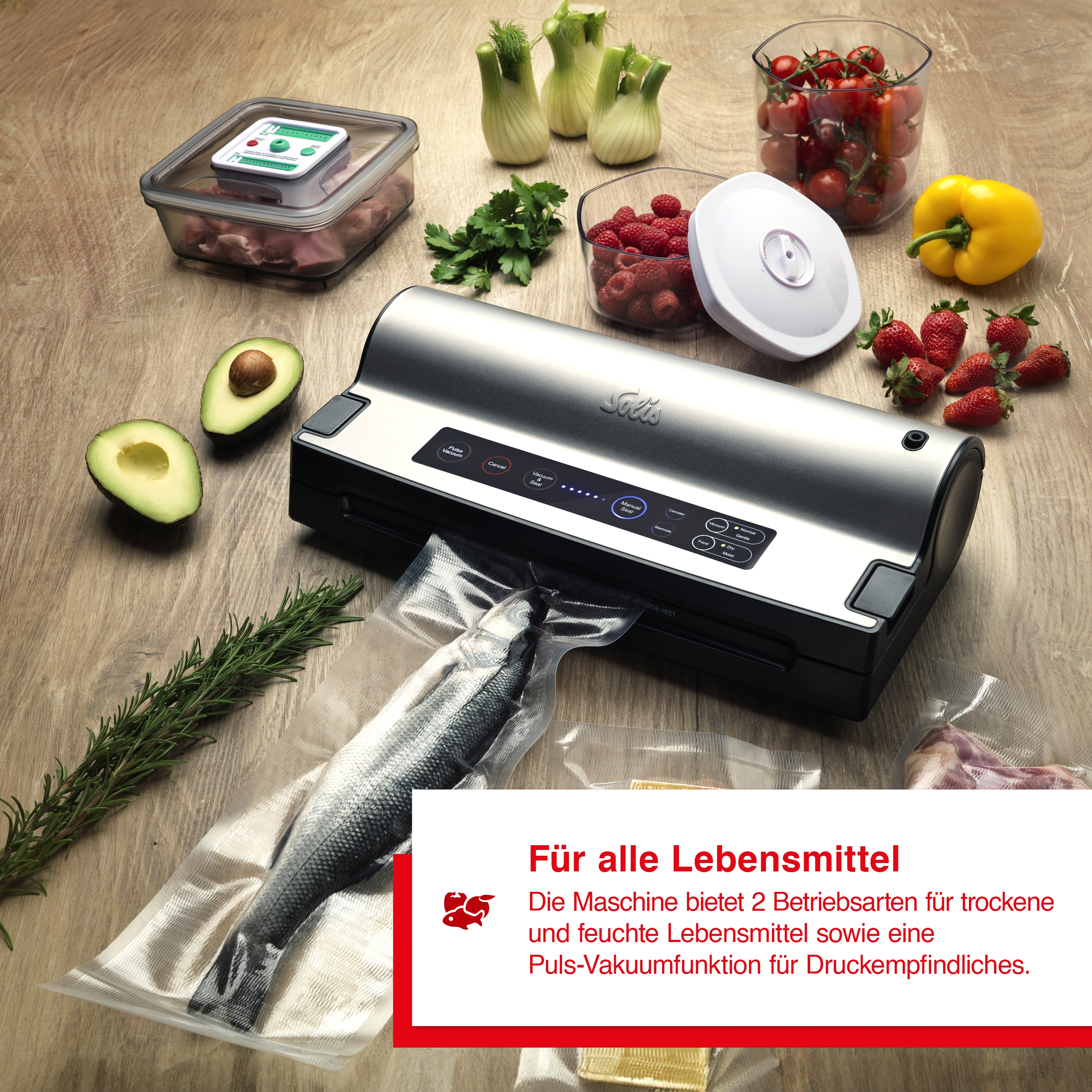 Vakuumiergerät mit Lebensmitteln: Fisch, Avocado, Tomaten, Paprika und Vakuumbeutel auf Holztisch.