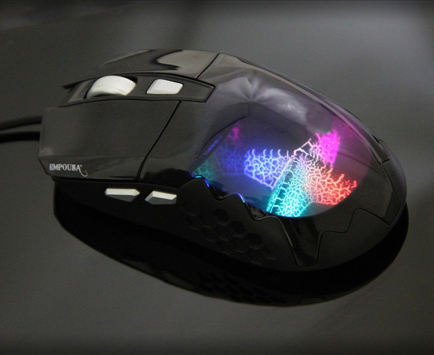 Eine schwarze Gaming-Maus mit transparentem Deckel, der Innenbeleuchtung zeigt. Schwarzer Hintergrund.