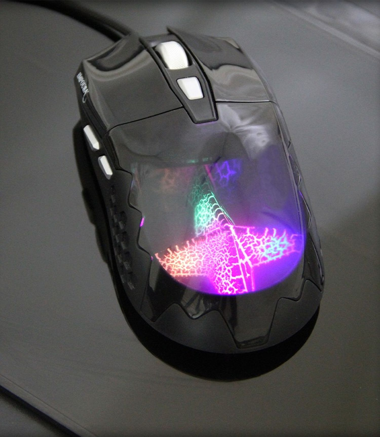 Schwarze Gaming-Maus mit reflektierender Oberseite mit bunten Lichtmustern.