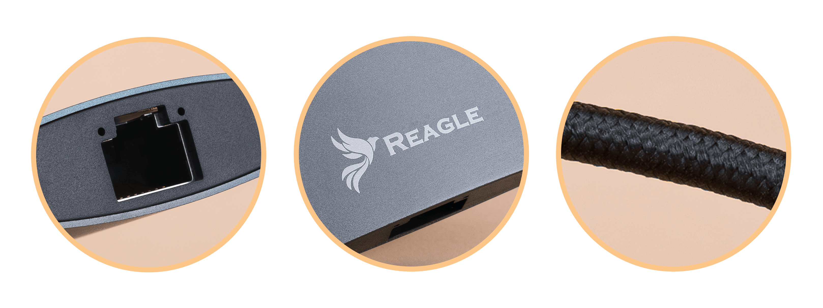 Zbliżenie portu ładowarki, logo i plecionego kabla na beżowym tle.