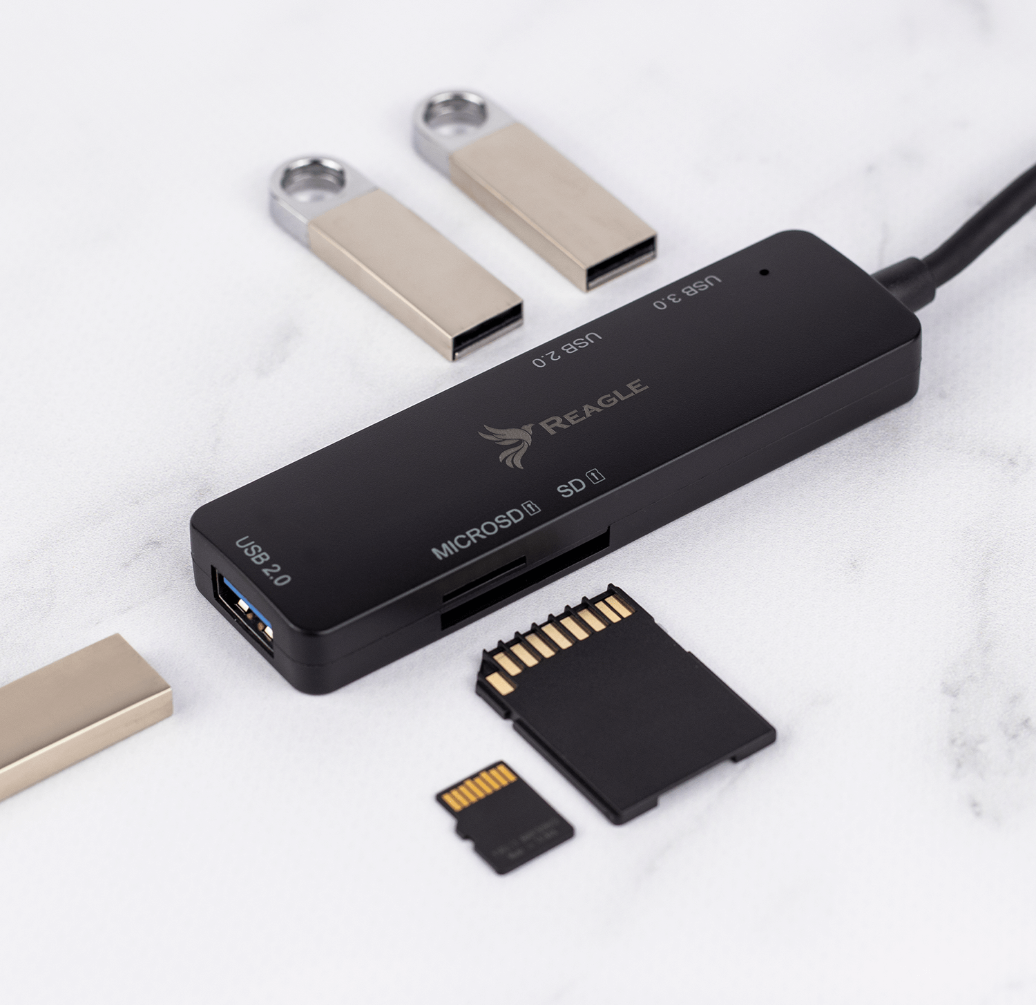 Schwarzer Kartenleser mit USB-Anschlüssen und Speicherkarten. USB-Sticks liegen daneben. Auf Marmor.
