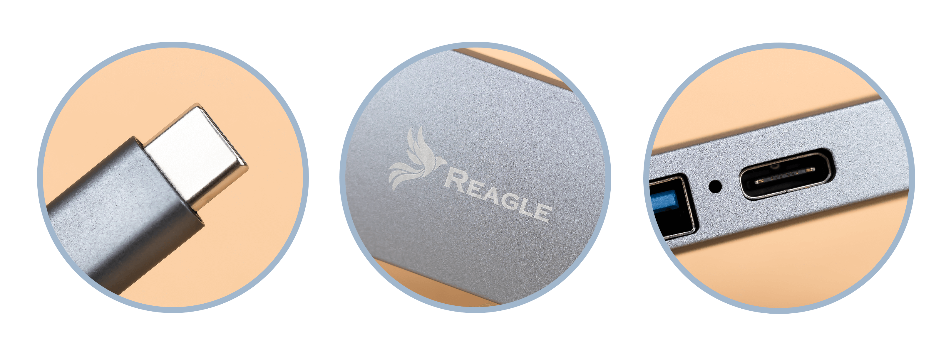 Nahaufnahme eines USB-C-Anschlusses, des Reagle-Logos und eines Ports. Der Hintergrund ist pfirsichfarben.