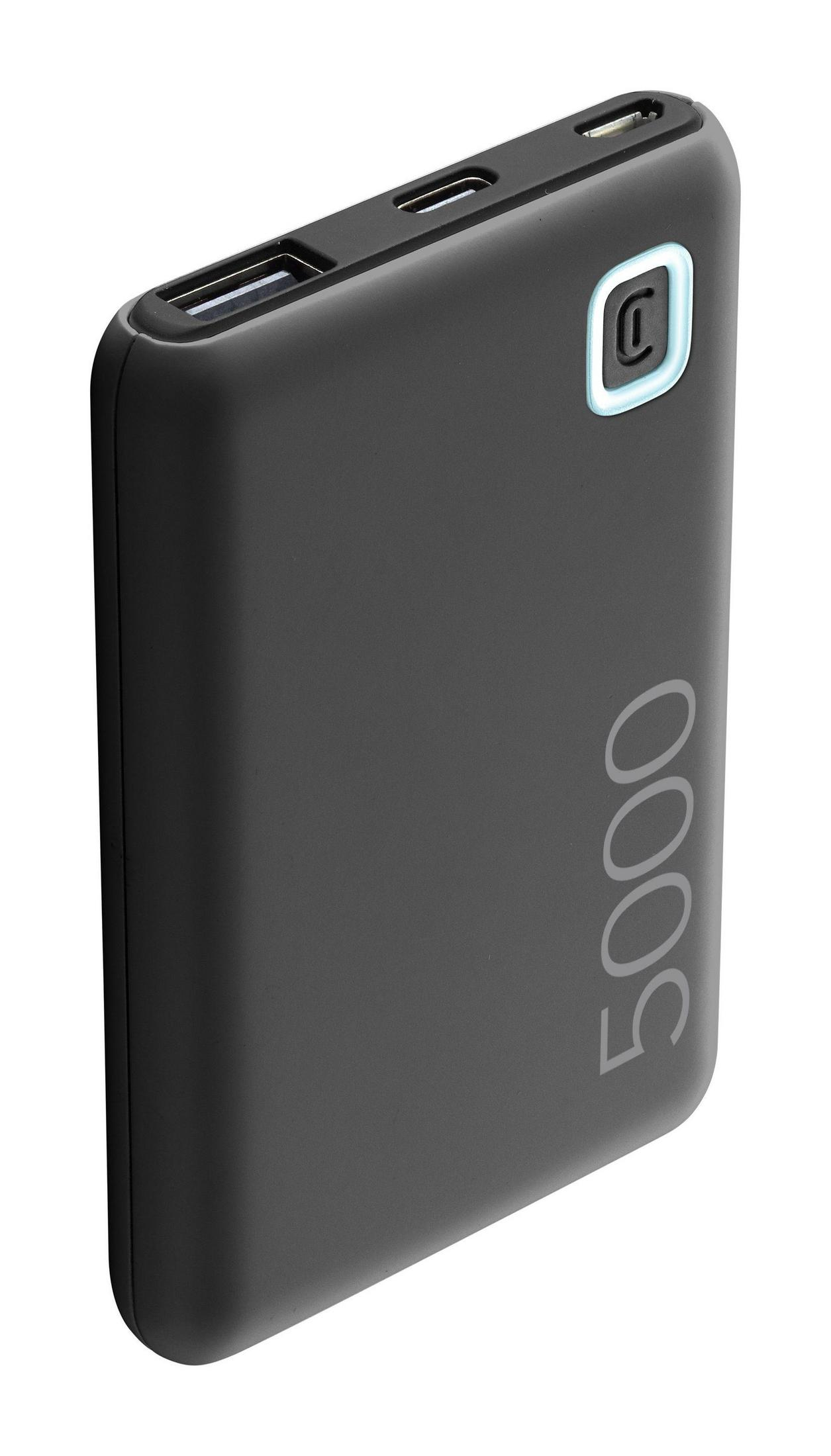 Schwarze Powerbank mit USB-Anschlüssen und hellblauer Taste. Sie hat 5000 aufgedruckt.