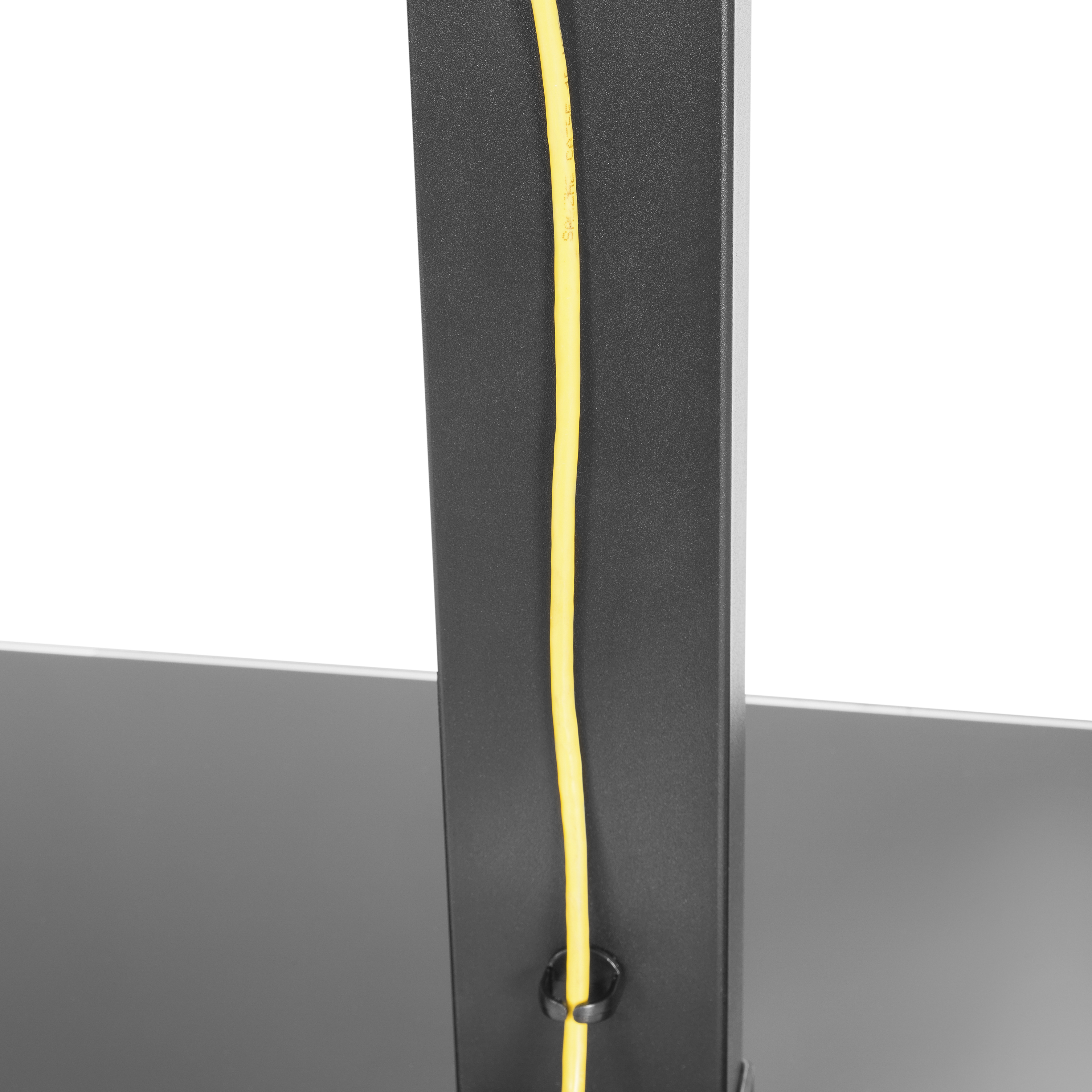 Un supporto nero con un cavo giallo. Lo sfondo è bianco.