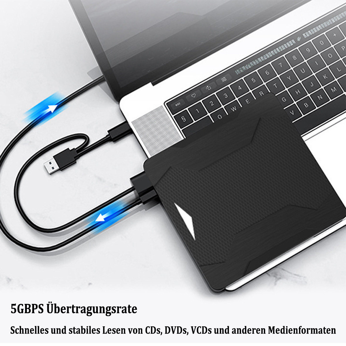 Ein Laptop ist mit einer schwarzen externen Festplatte verbunden. Das Laufwerk ist über USB-Kabel verbunden.