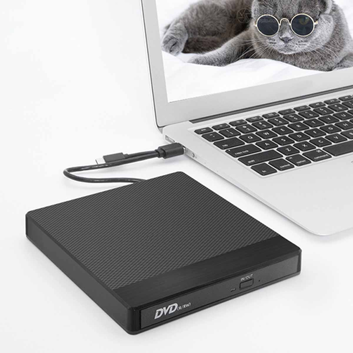Ein schwarzes externes DVD-Laufwerk, das mit einem Laptop verbunden ist, der eine Katze mit Sonnenbrille zeigt.