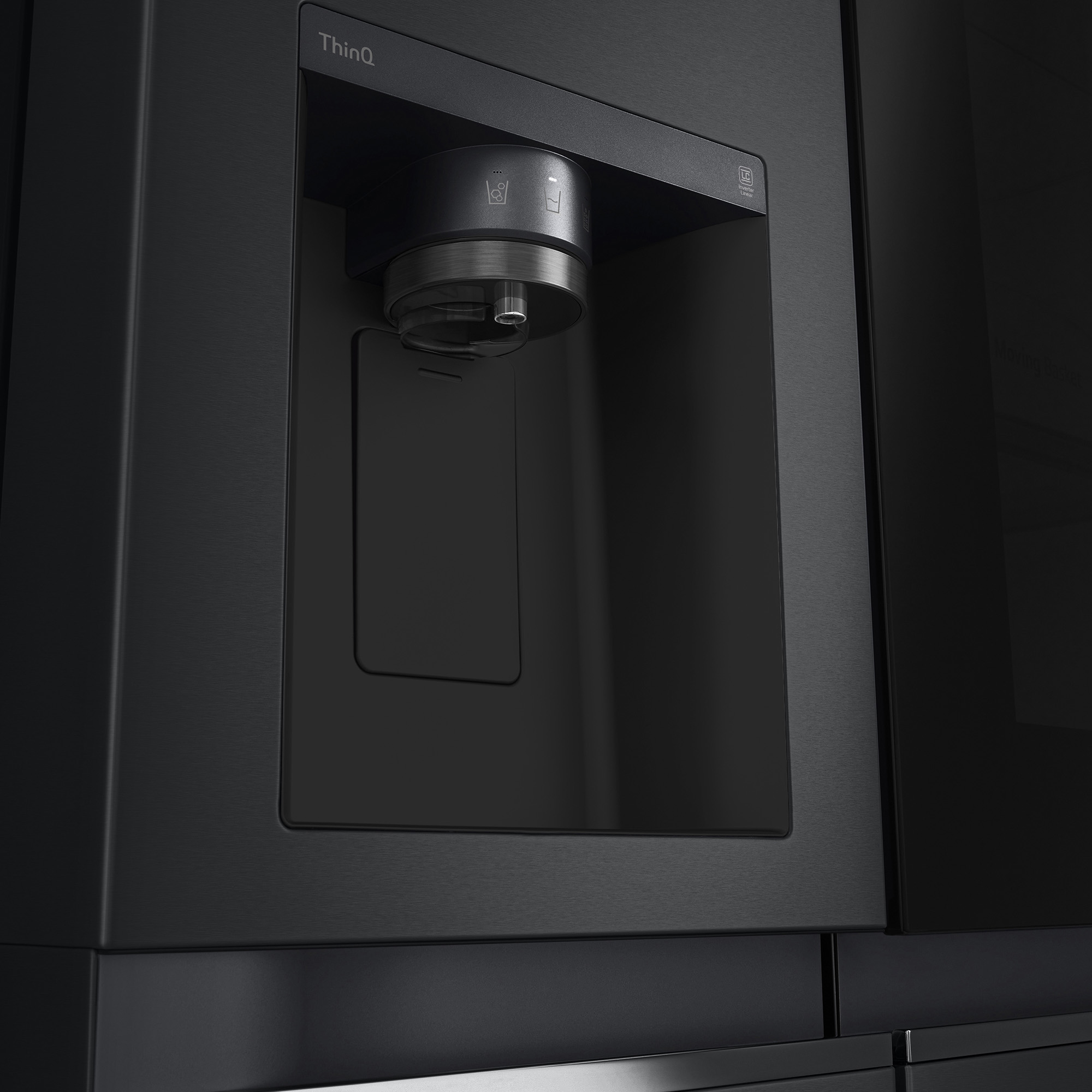 Szczegóły czarnego dozownika wody w lodówce. Posiada dozownik i przycisk wody/lodu.