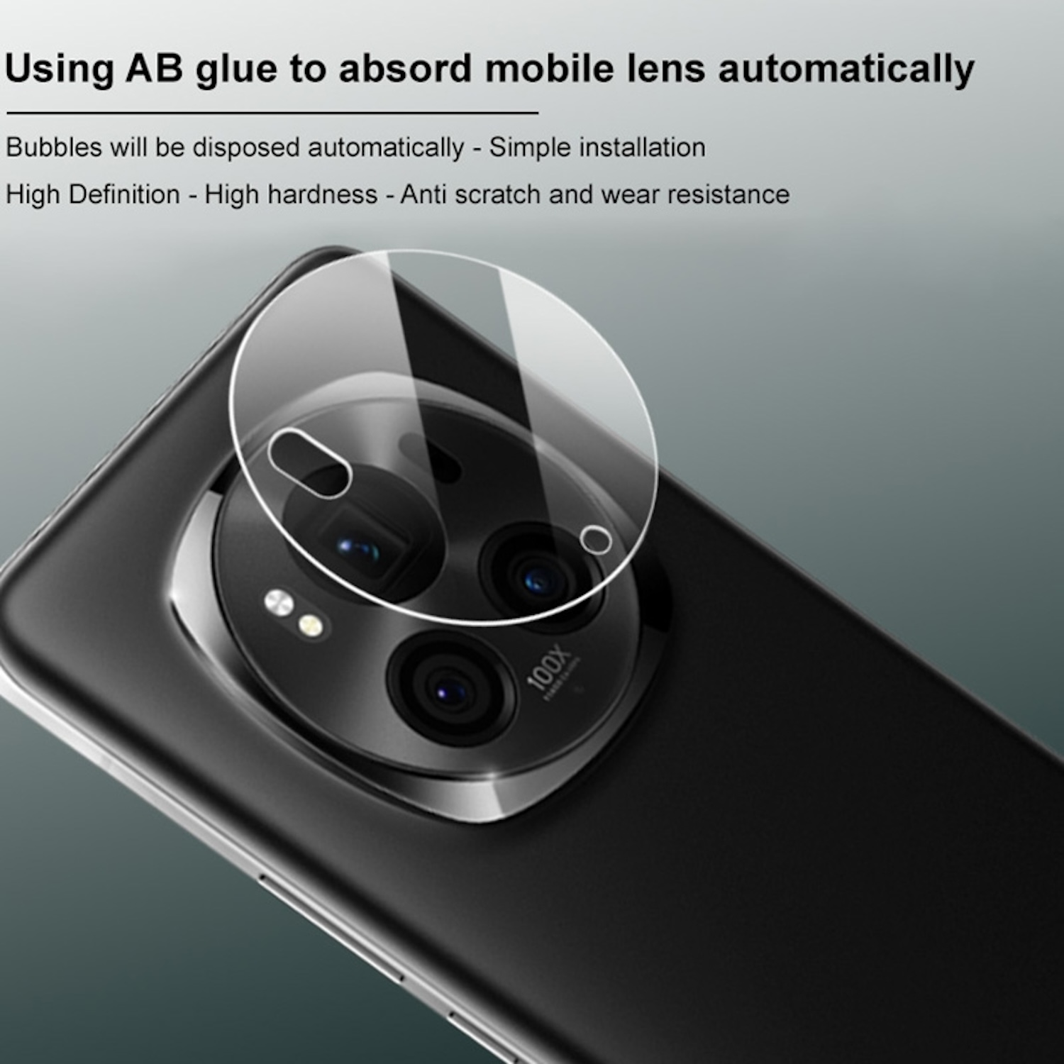 Primo piano dell'obiettivo della fotocamera di un telefono con pellicola protettiva applicata, testo e luce.