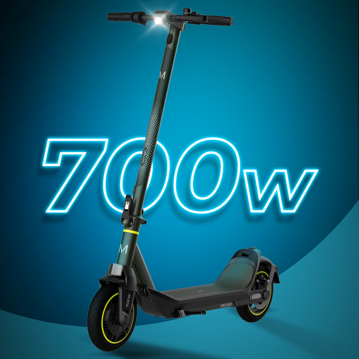 Patinete eléctrico con texto '700W' sobre fondo azul.