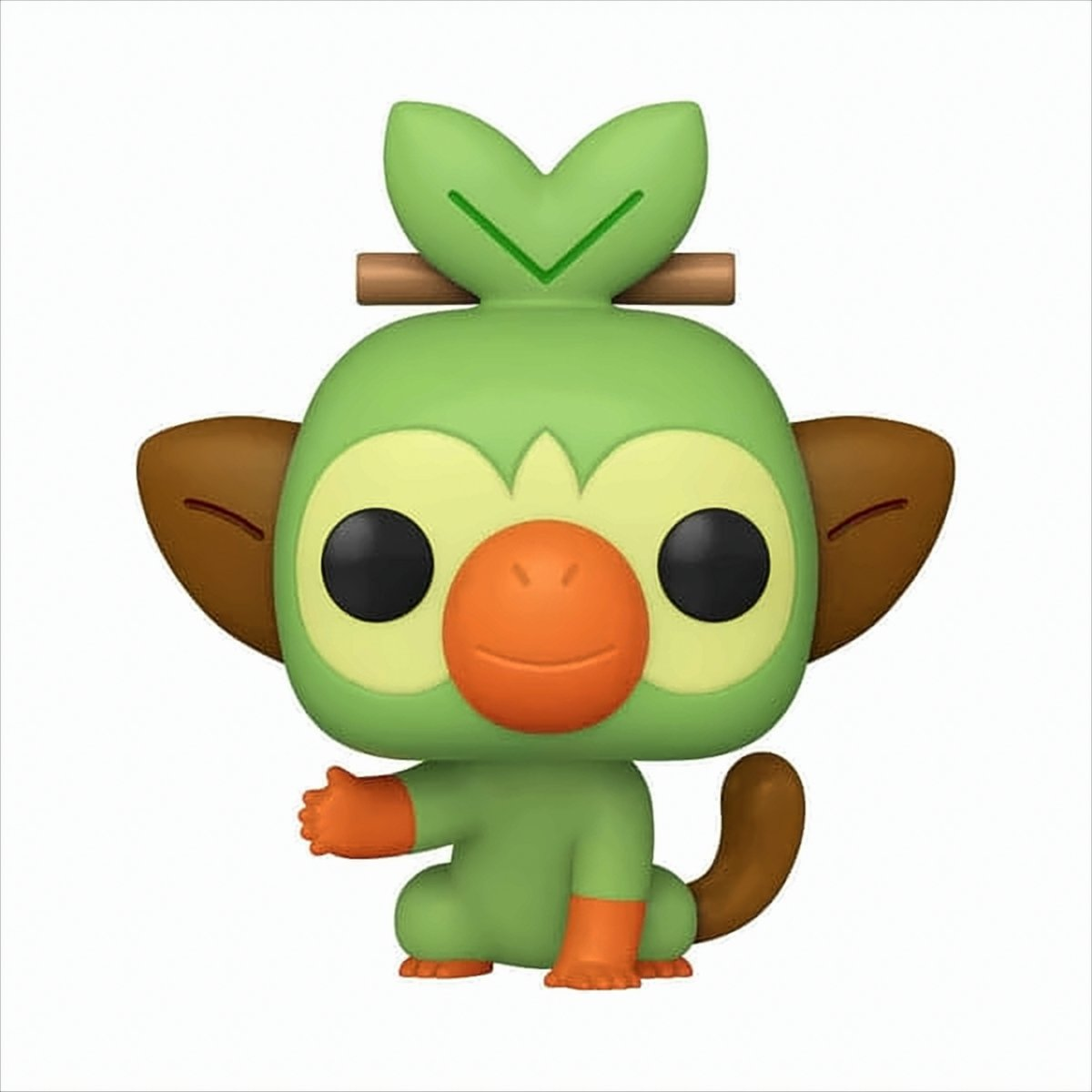 Zielona i żółta figurka Pokémon Grookey z brązowymi uszami, małym ogonem oraz pomarańczowym nosem i ustami.