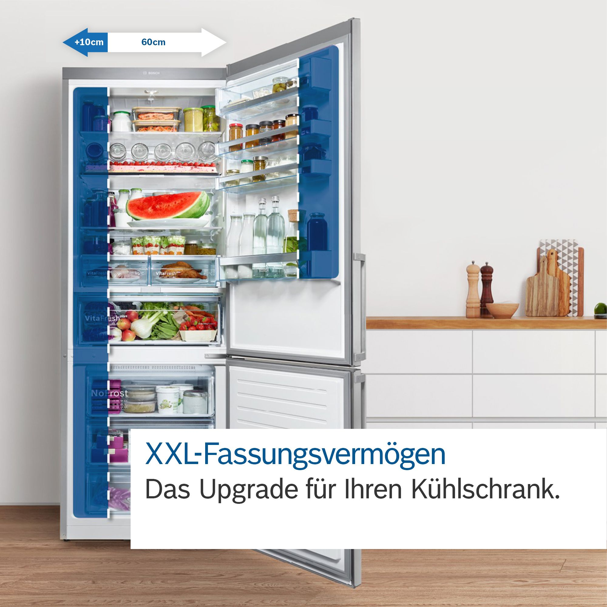 Geöffneter Kühlschrank mit Inhalt. Gemüse, Flaschen und andere Lebensmittel im Inneren.
