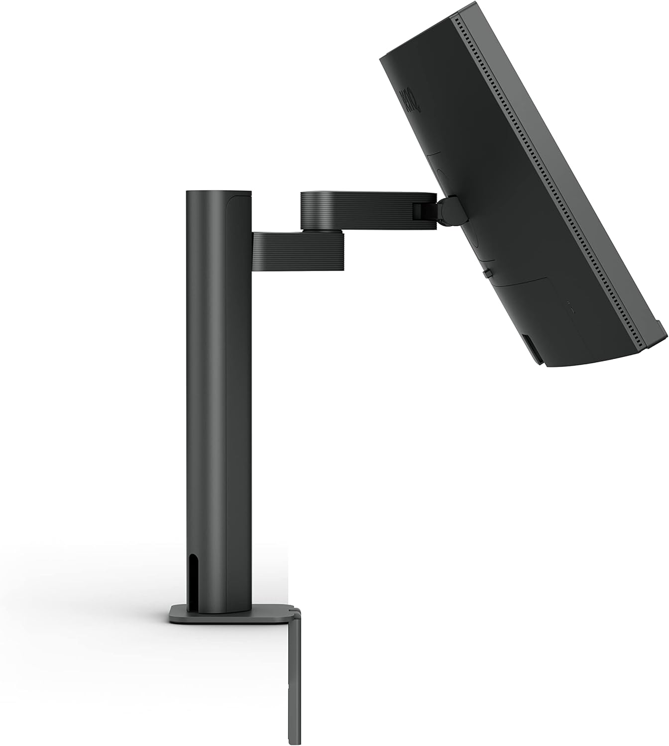 Czarny wysięgnik monitora z przymocowanym czarnym monitorem pod kątem. Białe tło.