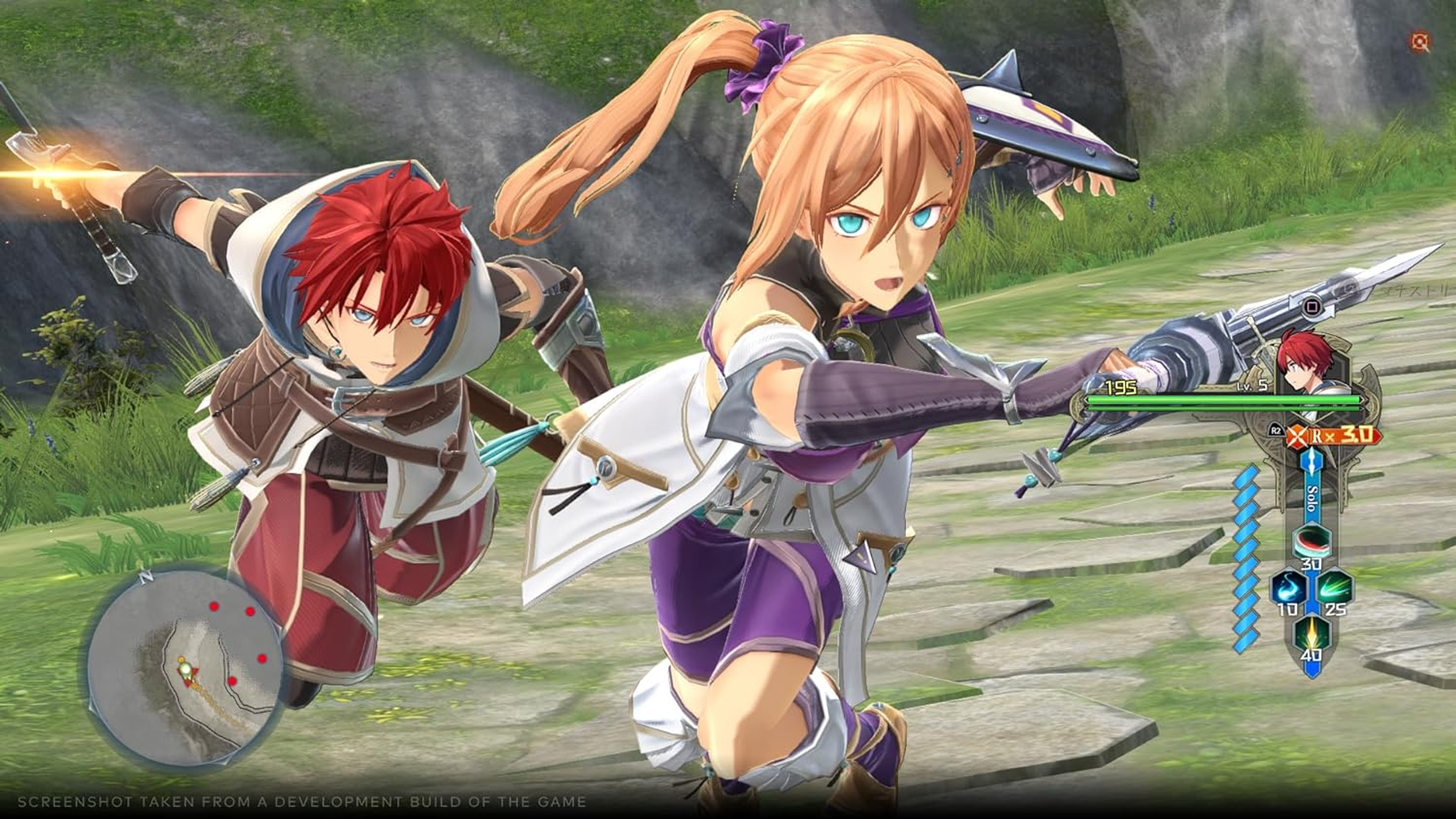 Due personaggi anime in azione, uno con capelli rossi e spada, l'altro con occhi blu e arma.