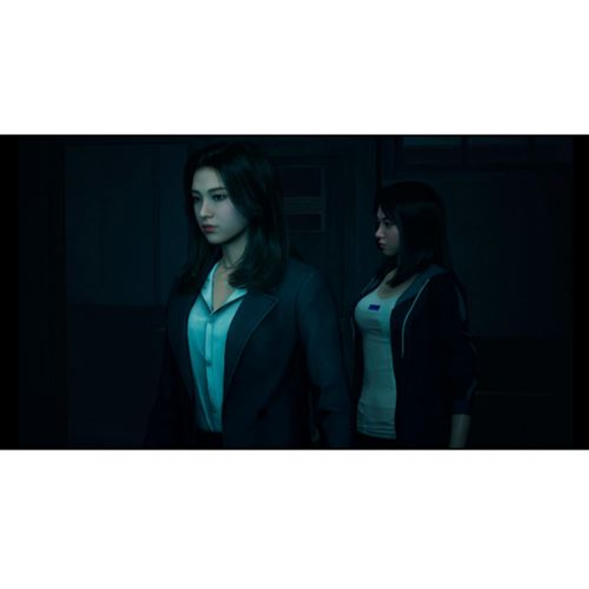 Dwie kobiety w słabo oświetlonym pokoju. Jedna w żakiecie, druga w kurtce.