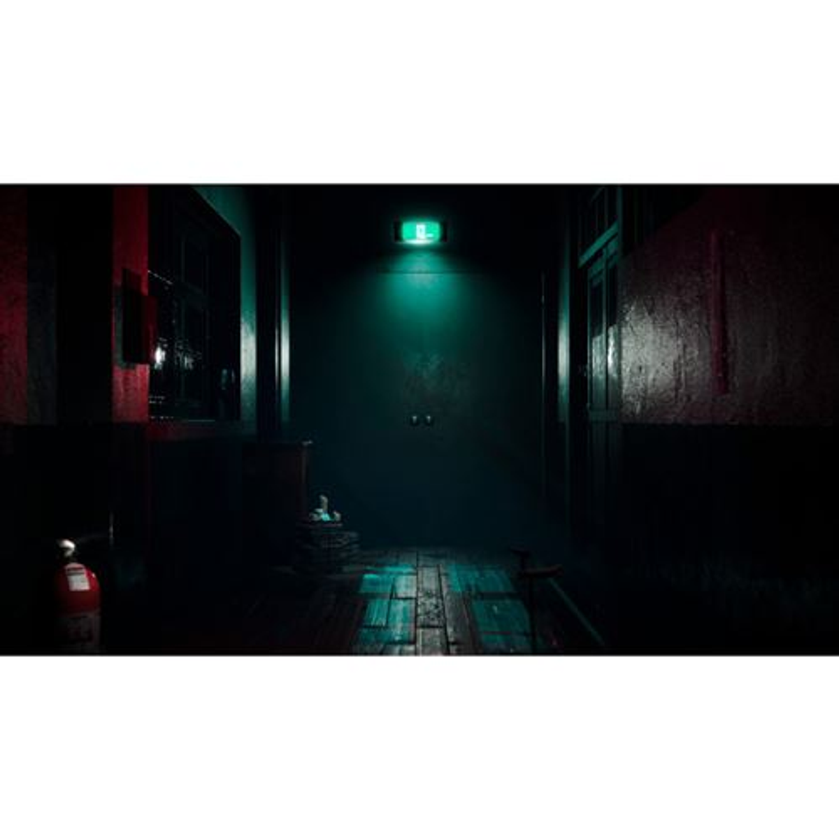 Ciemny, wąski korytarz ze znakiem wyjścia na końcu. Czerwona gaśnica po lewej, drewniana podłoga.