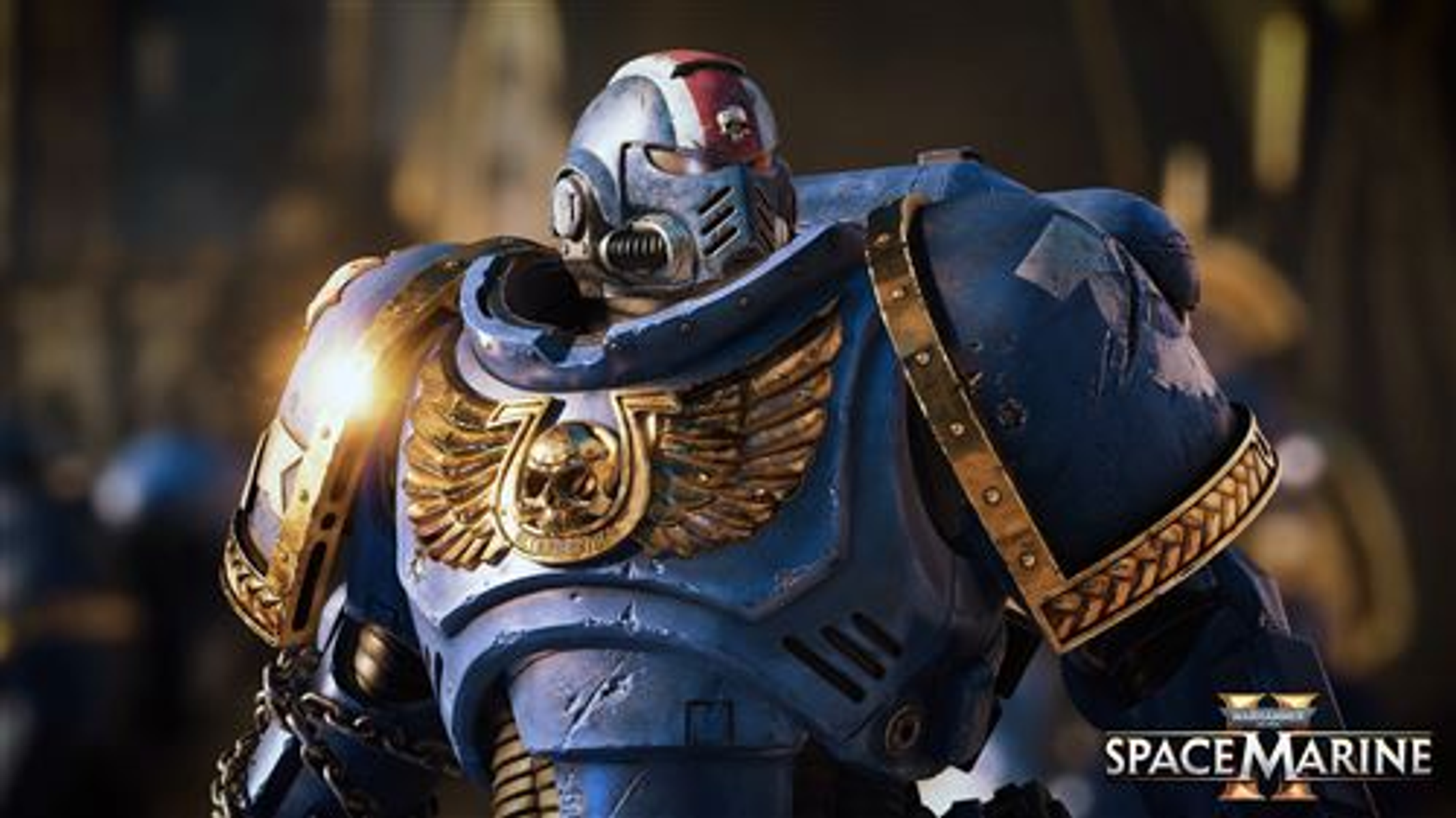 Imagen detallada de un Space Marine con armadura azul, detalles dorados, sobre un fondo borroso.
