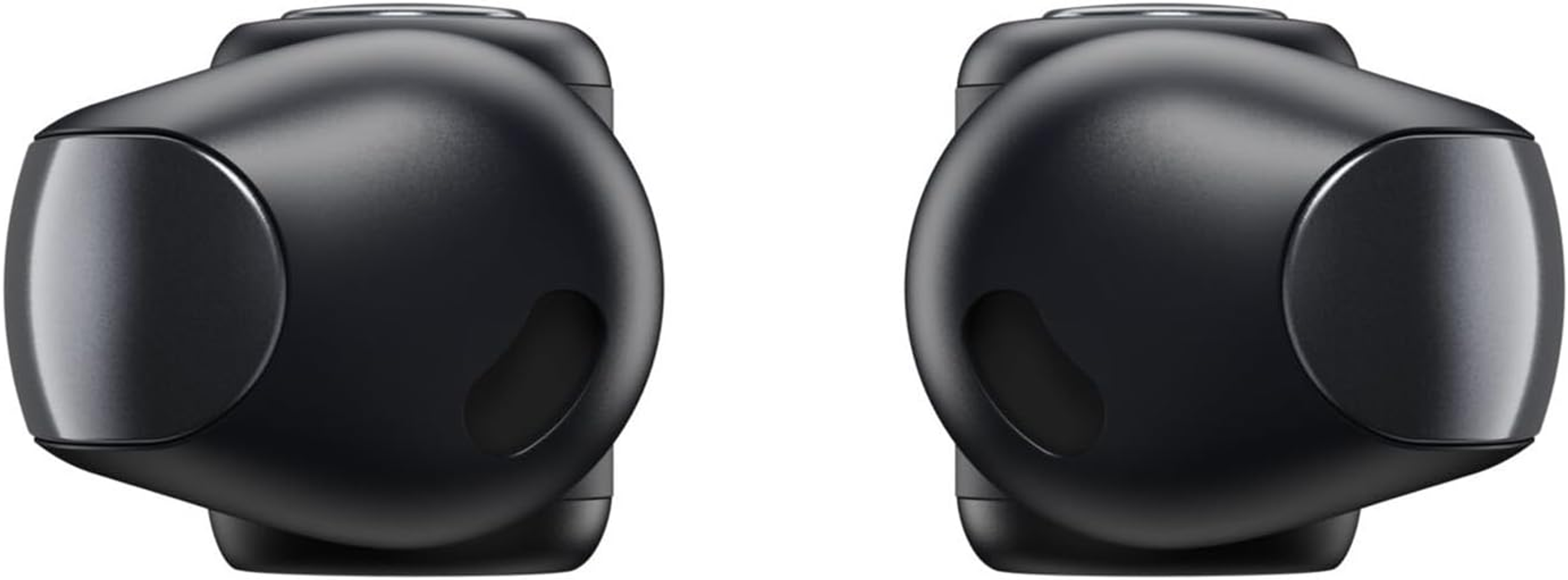 Dos auriculares negros. Diseño curvo, toma de cerca. Fondo blanco.