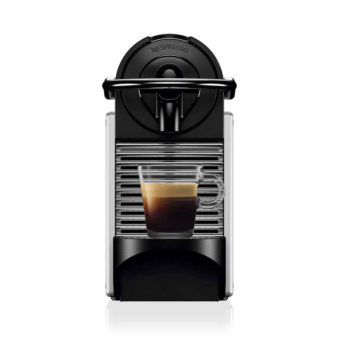 Ekspres do kawy Nespresso ze szklanką kawy. Białe tło.