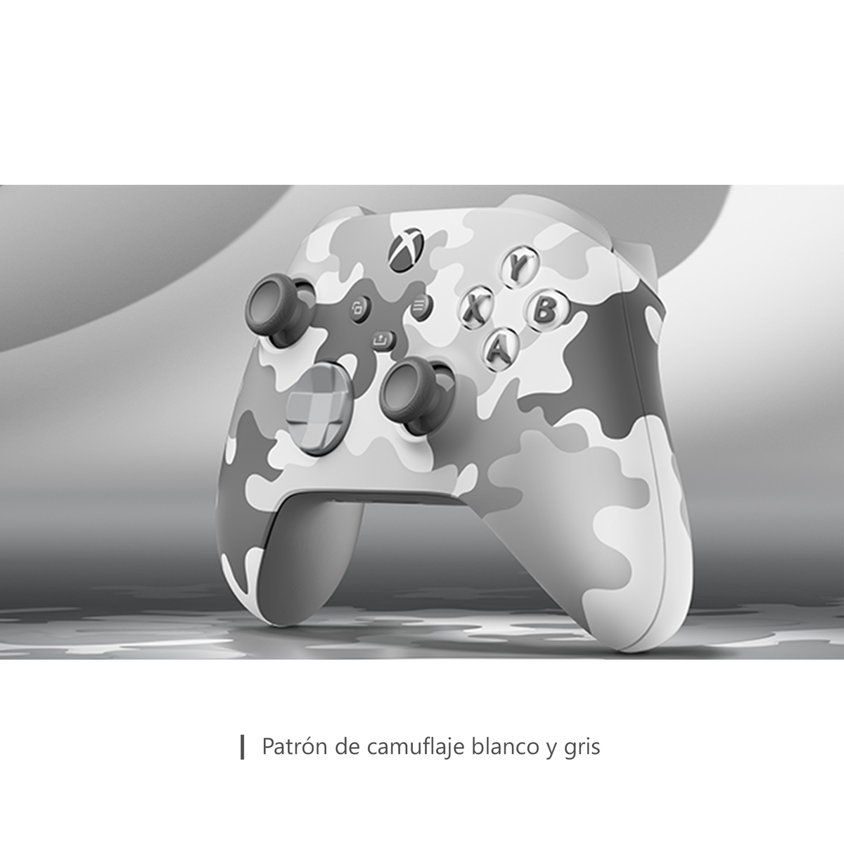 Controller Xbox con motivo mimetico bianco e grigio su superficie riflettente.
