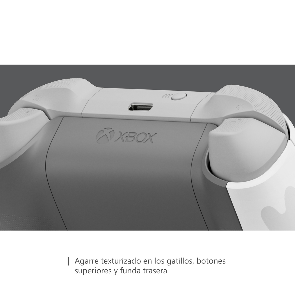 Primo piano di un controller Xbox bianco e grigio, che mostra il retro con il logo Xbox.