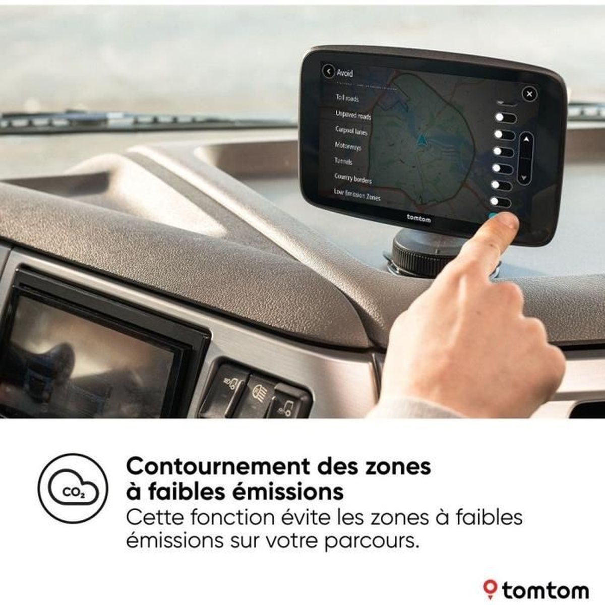 Dispositivo GPS TomTom mostrando navegación en el tablero del coche con una mano tocando la pantalla.