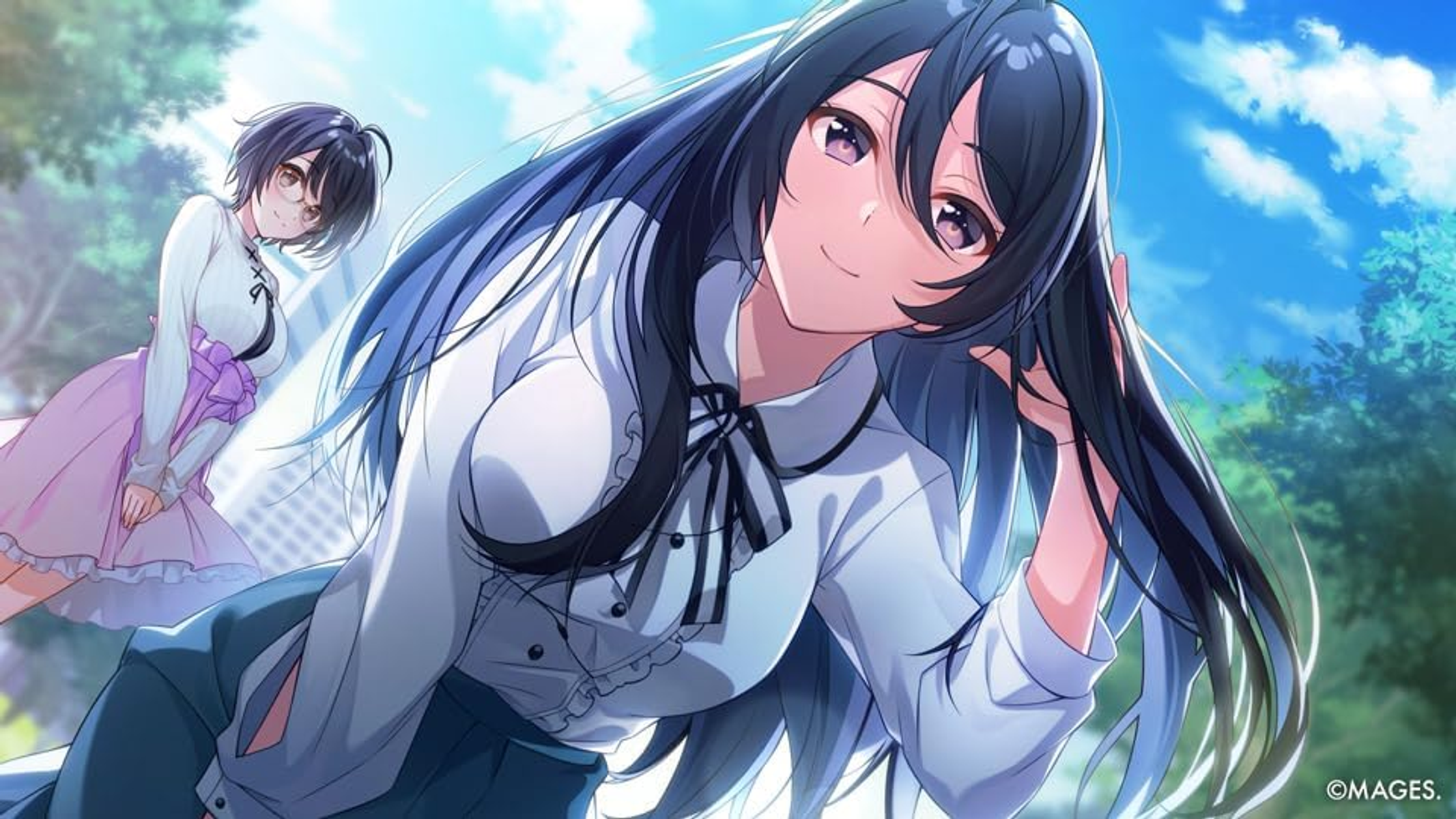 Illustrazione in stile anime di due ragazze. Una ragazza sorride allo spettatore. L'altra ragazza è sullo sfondo.