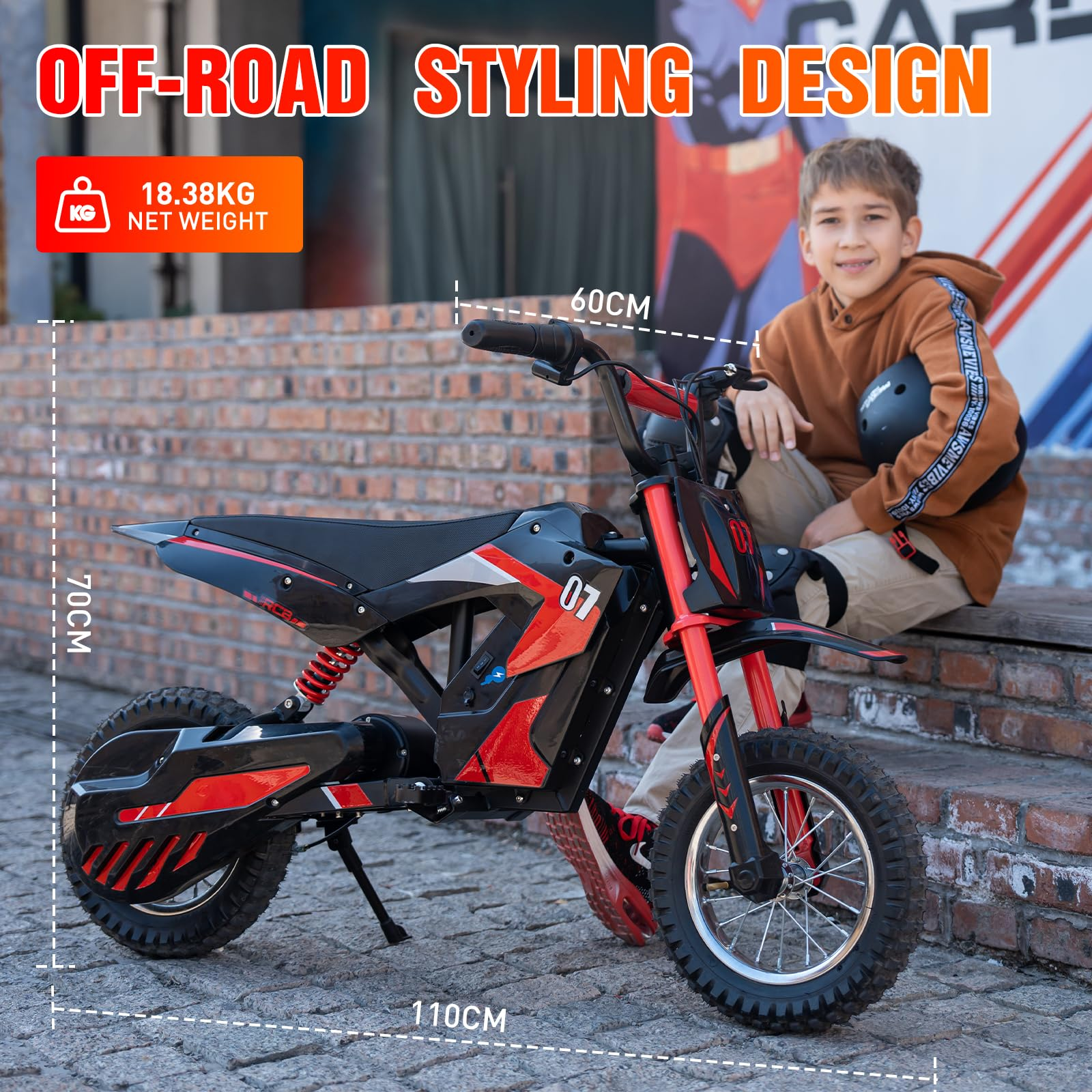 Bicicletta elettrica dal design fuoristrada rosso e nero. Ragazzo seduto vicino, dimensioni indicate.