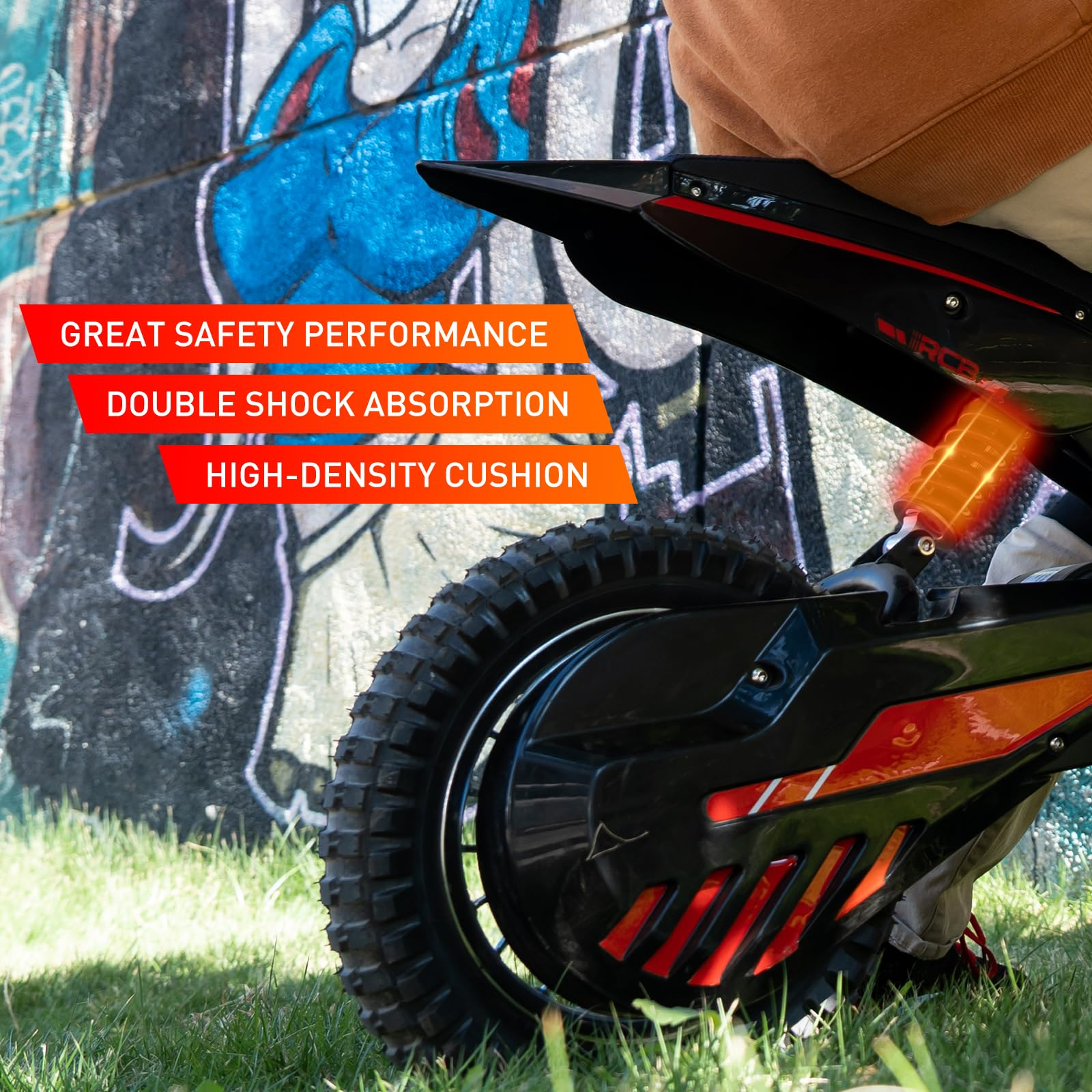Primo piano della ruota posteriore di uno scooter elettrico con sovrapposizioni di testo. Descrive le caratteristiche di sicurezza.