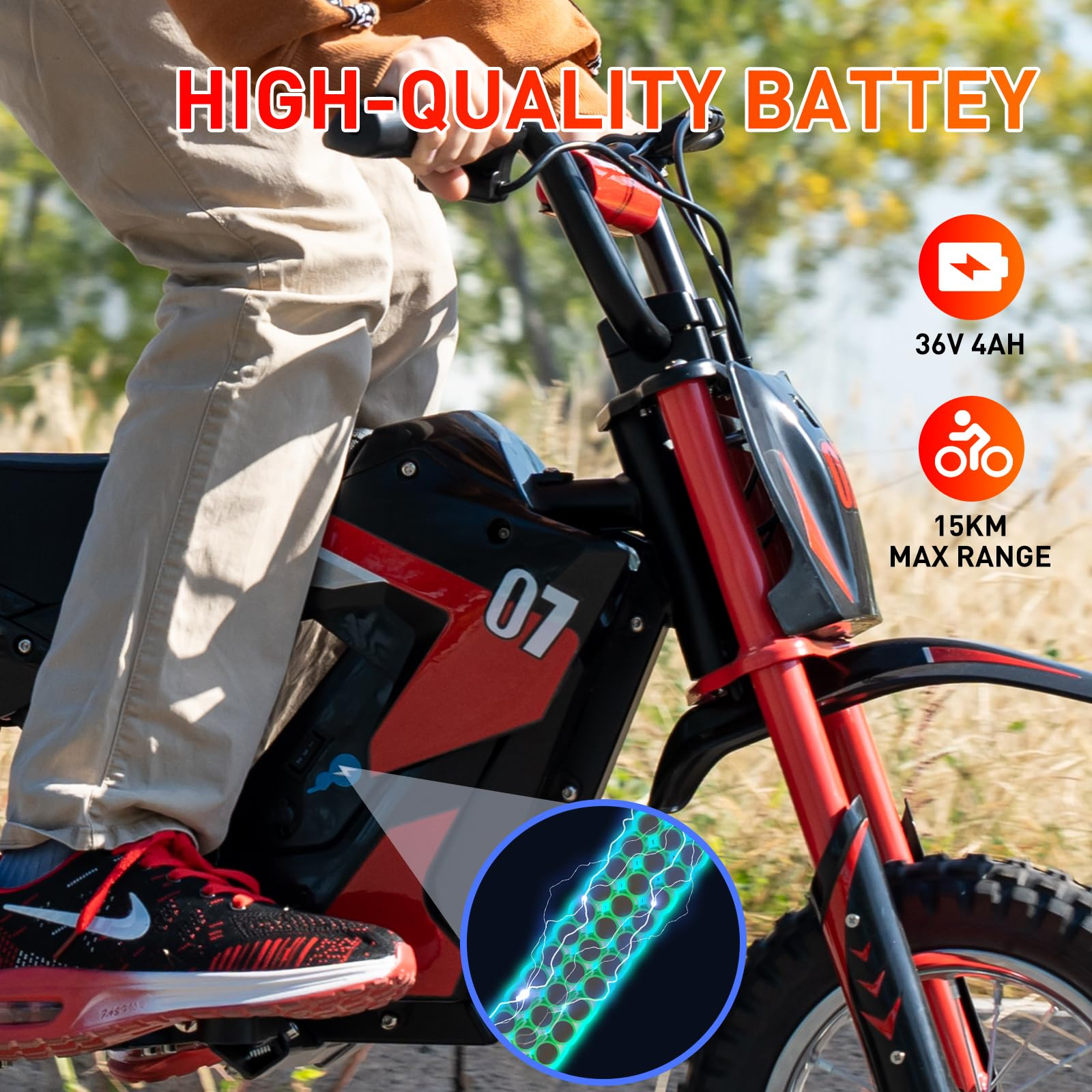 Persona che guida una moto da cross elettrica rossa e nera, con info batteria.
