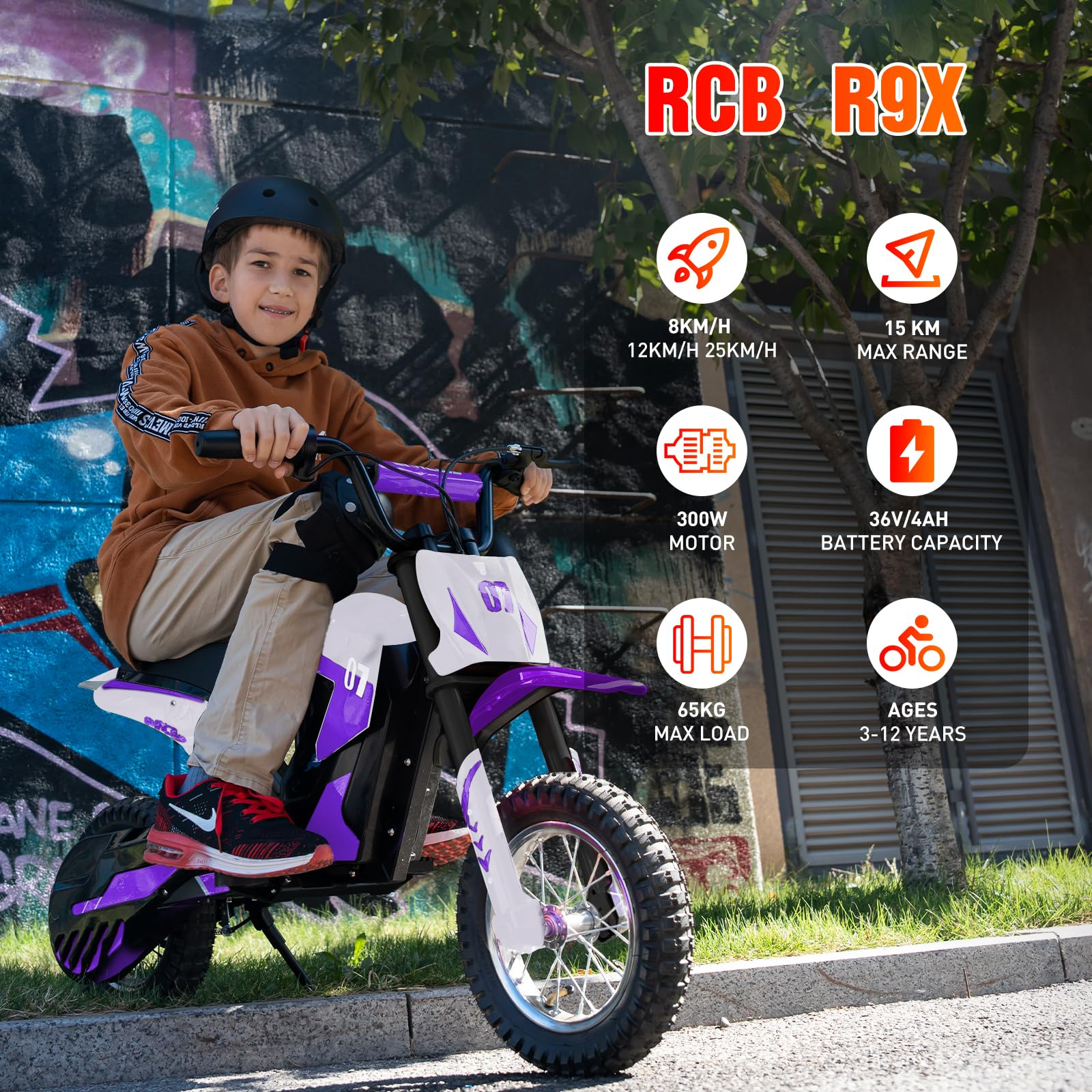 Un ragazzo guida una moto giocattolo viola e bianca con icone di velocità, batteria e capacità di carico.