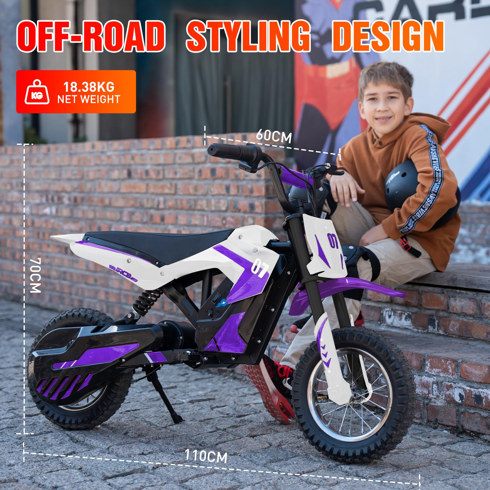 Un bambino accanto a una moto giocattolo bianca e viola con misure su un muro di mattoni.