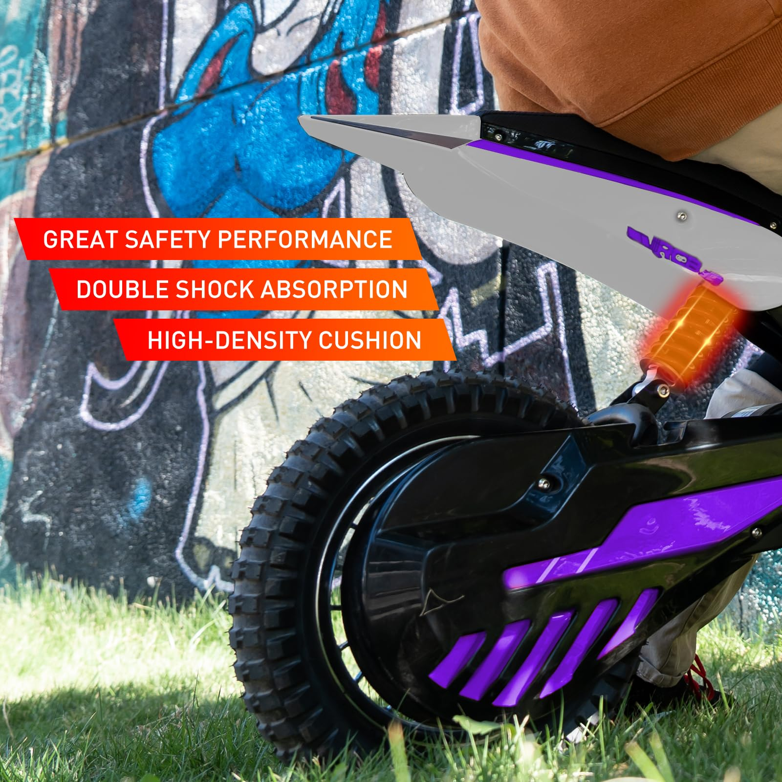 Scooter elettrico con luci e dettagli viola, etichette di testo sul lato.