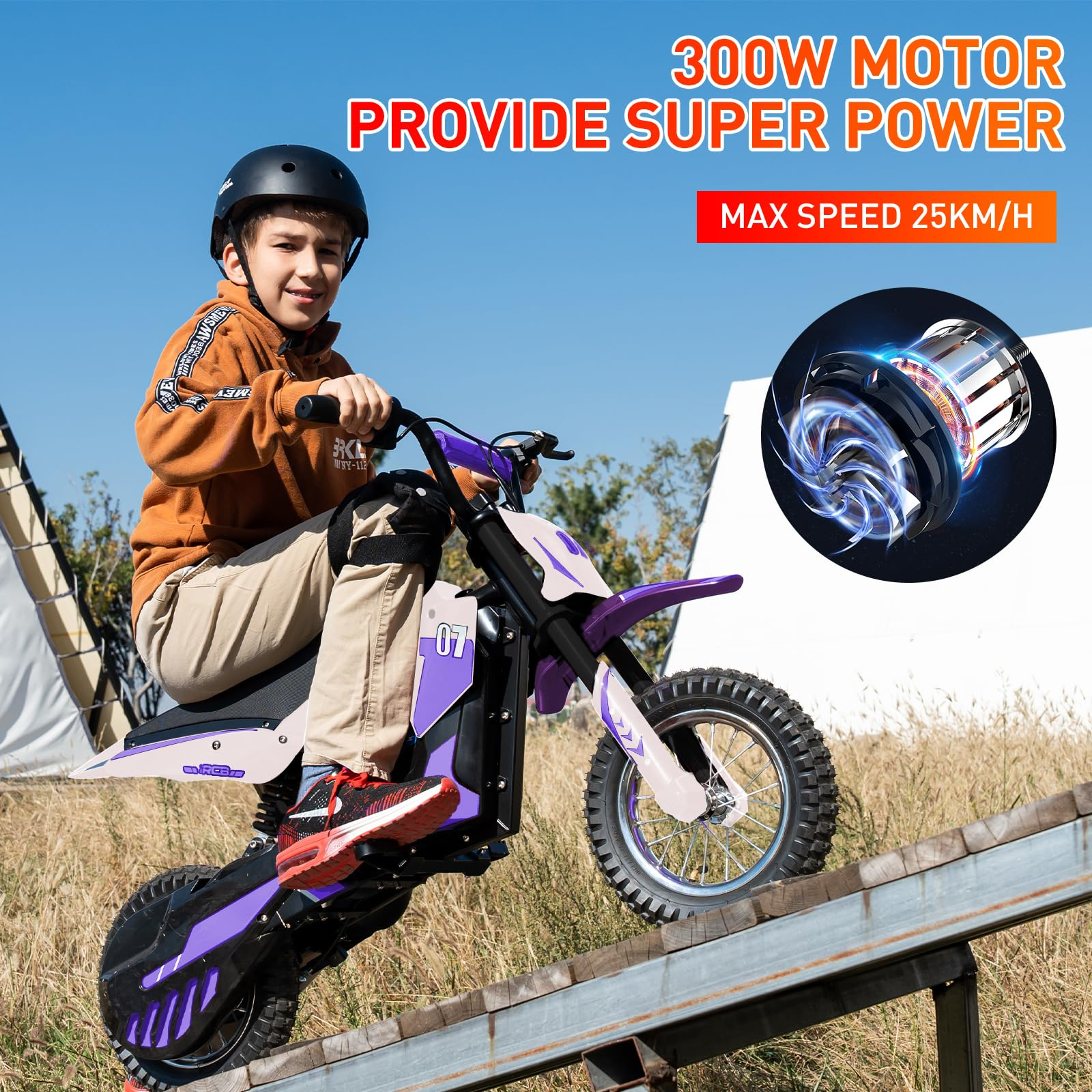 Un ragazzo guida una moto da cross elettrica viola e nera su una rampa. Testo: Motore 300W.
