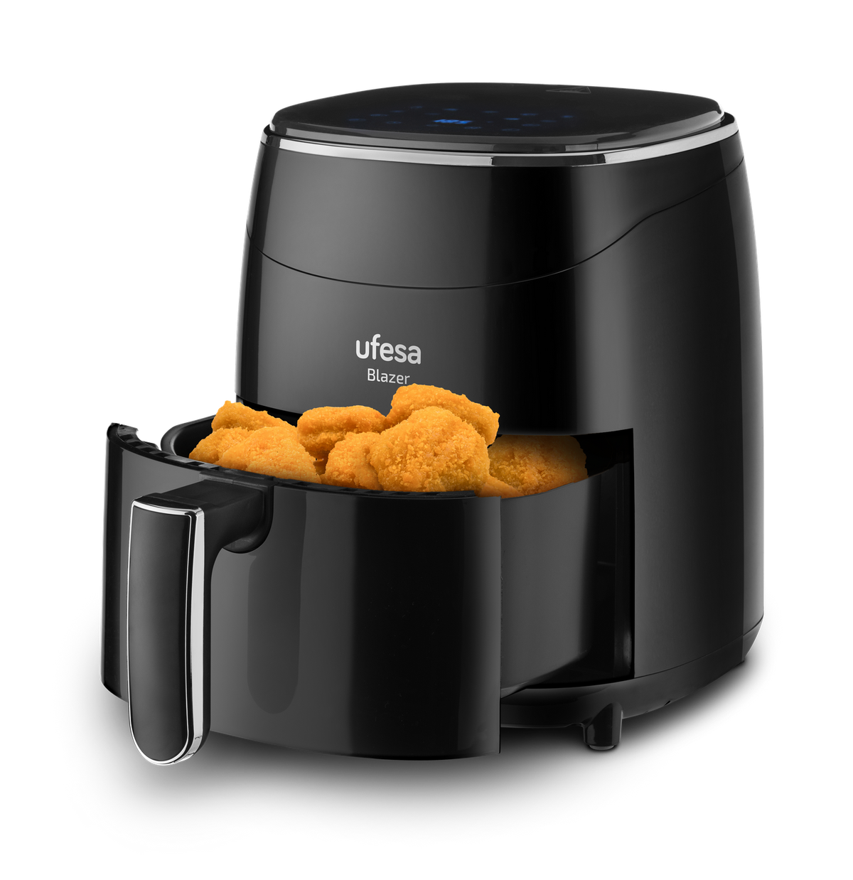 Freidora de aire negra con nuggets en cesta y asa, sobre fondo negro.