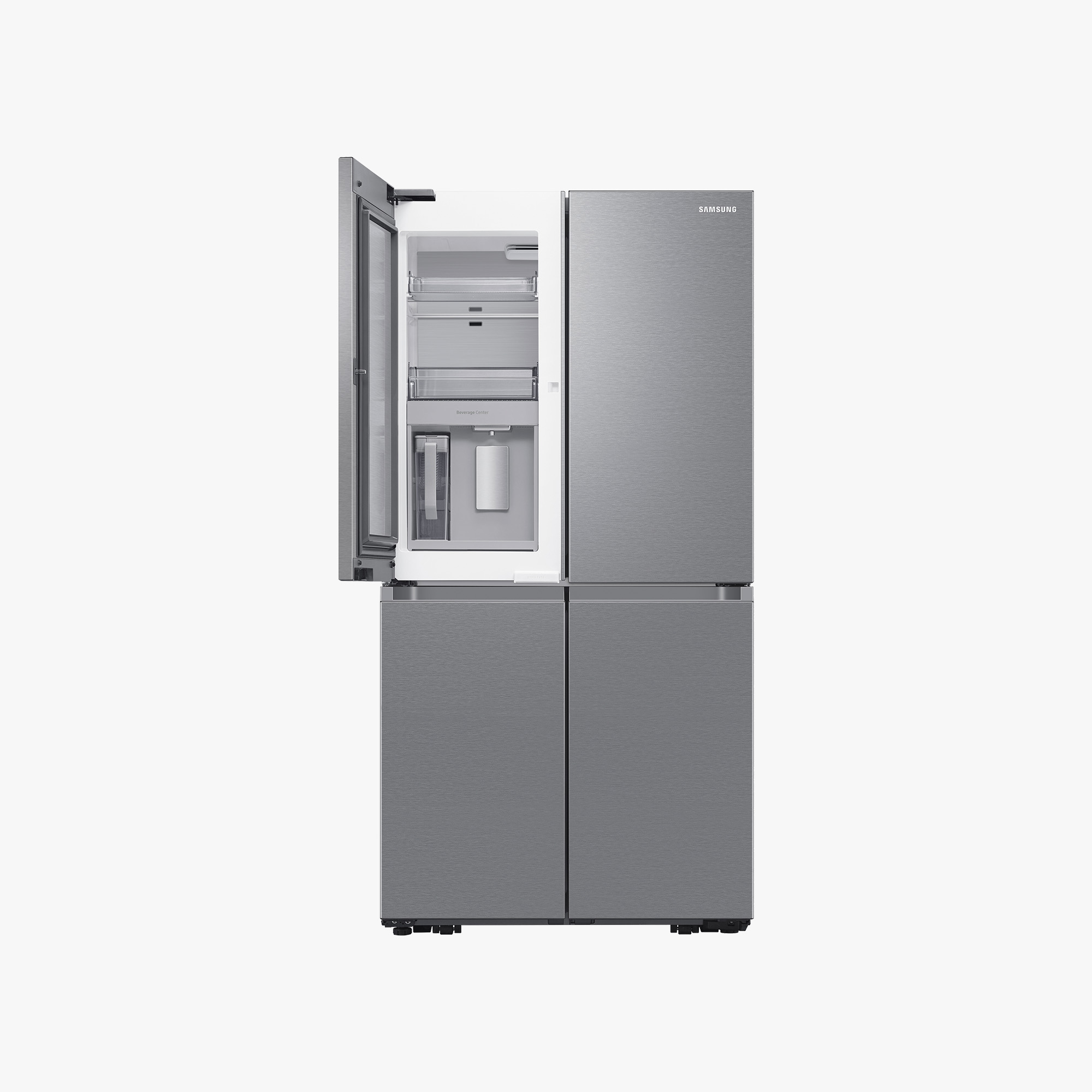 Srebrna czterodrzwiowa lodówka z otwartymi drzwiami odsłaniającymi półki i szuflady wewnątrz.