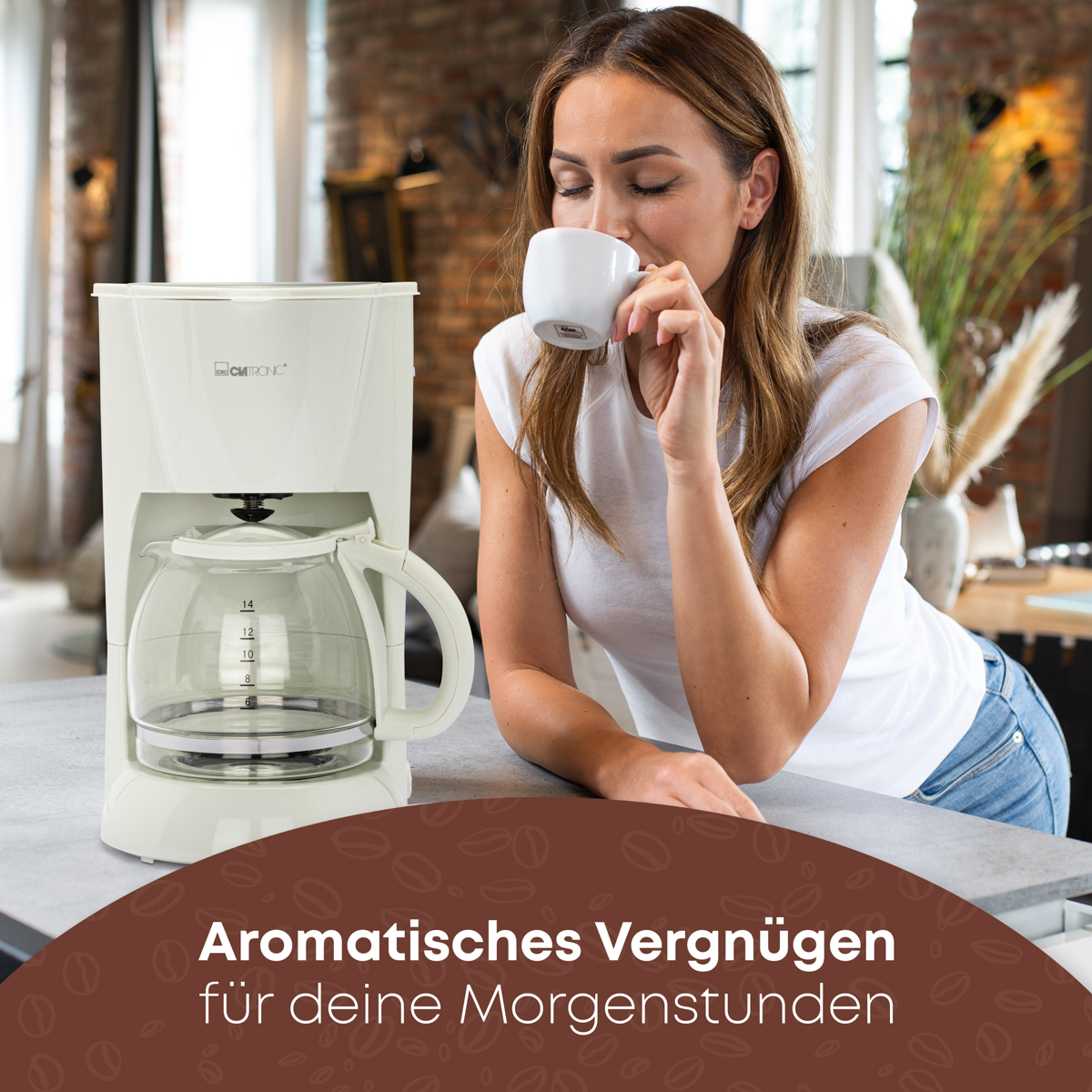 Kobieta pije z białego kubka obok ekspresu do kawy. Tekst: 'Aromatyczna przyjemność na Twoje poranki'.