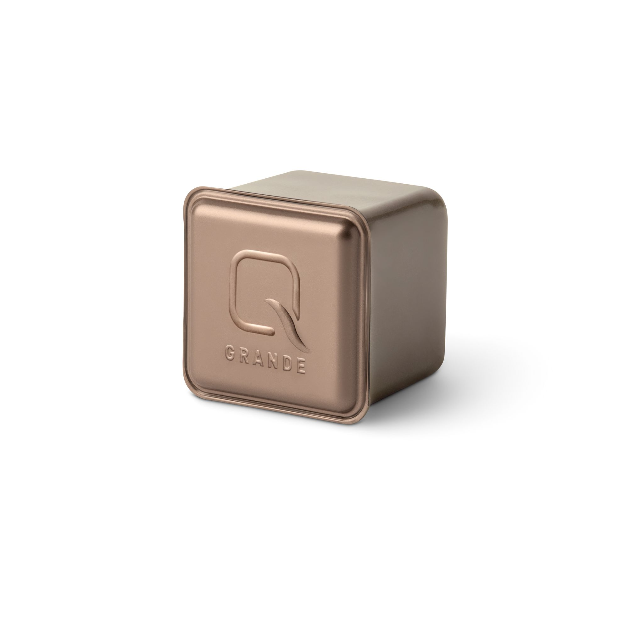 Metallisch bronzefarbene, quadratische Box mit einem Buchstaben 'Q'.