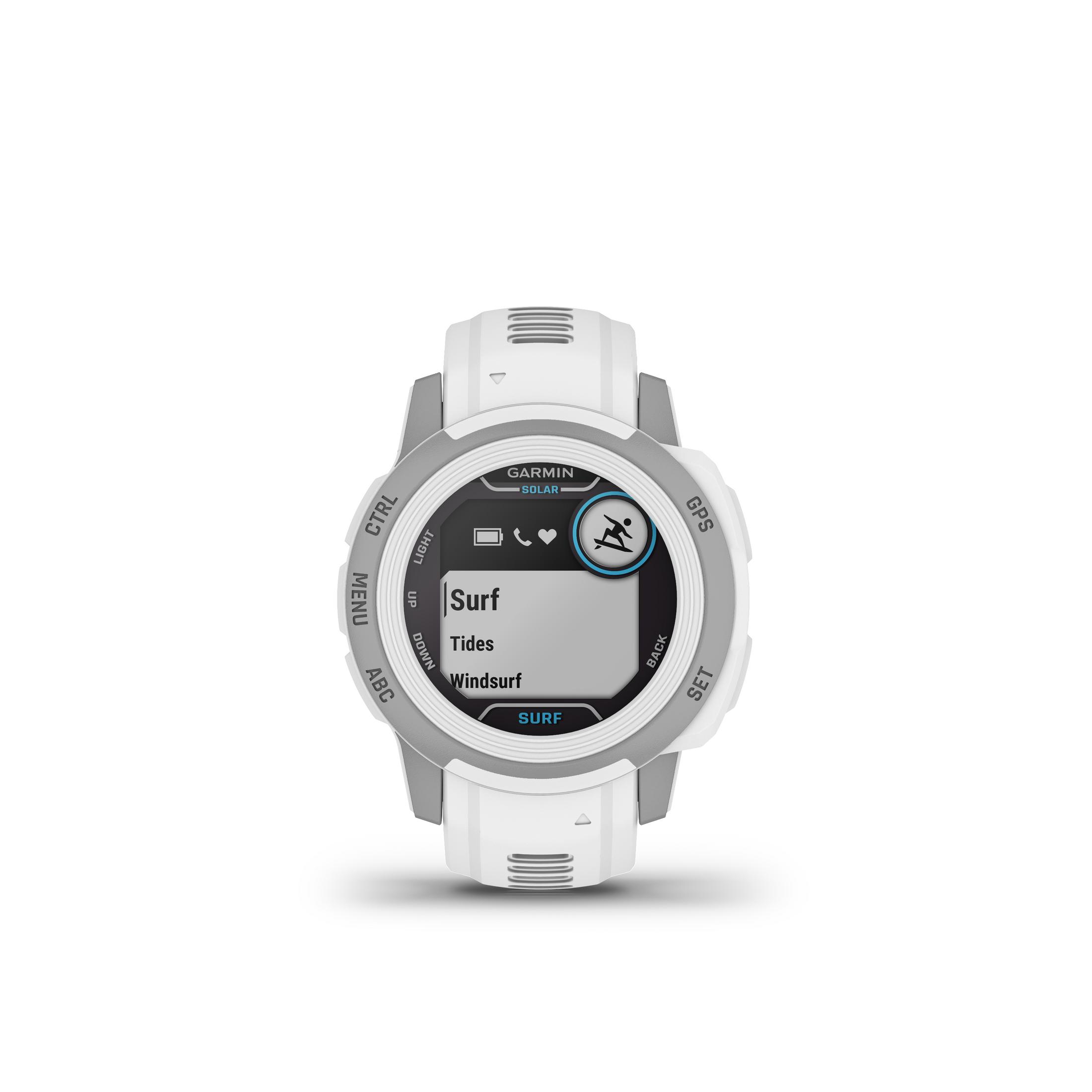 Smartwatch blanca con pantalla que muestra información de surf sobre fondo blanco.