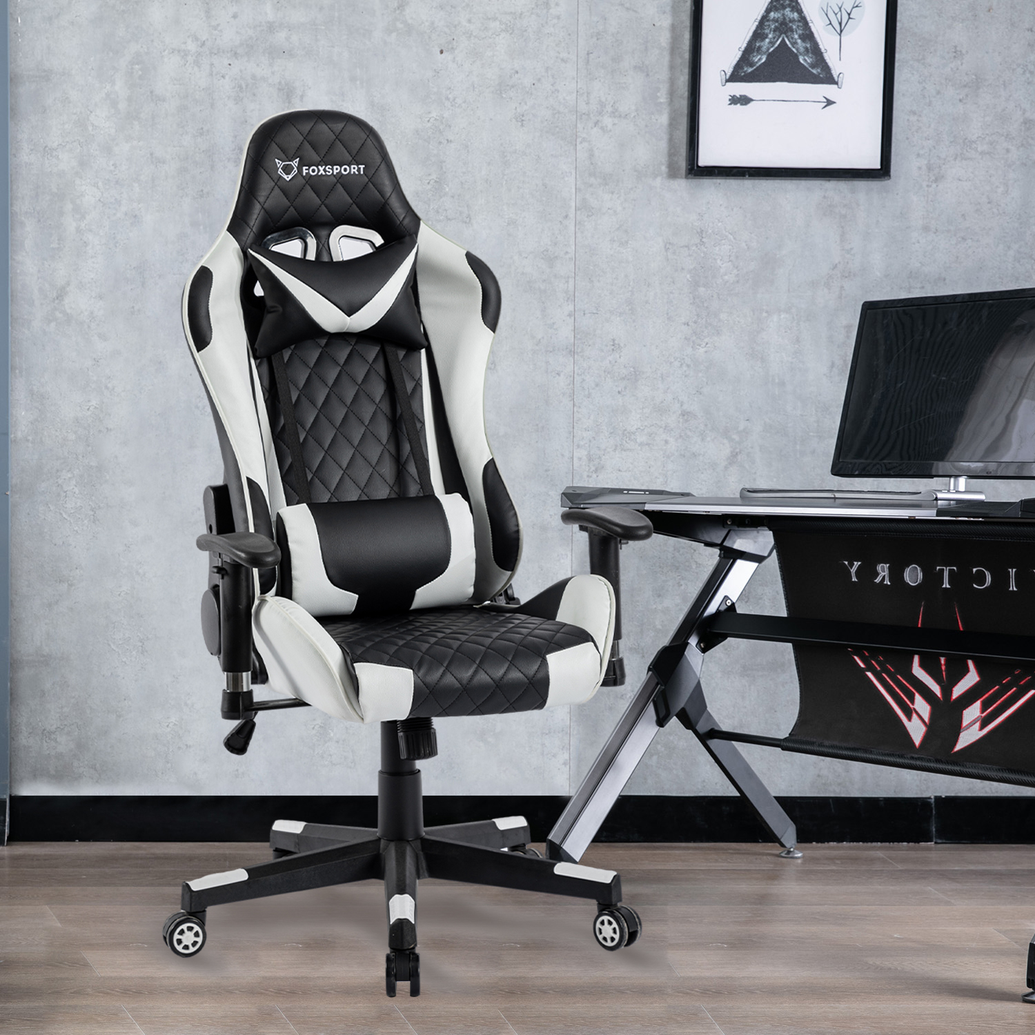 Weißer und schwarzer Gaming-Stuhl mit der Marke Foxsport und einem Gaming-Schreibtisch im Hintergrund.