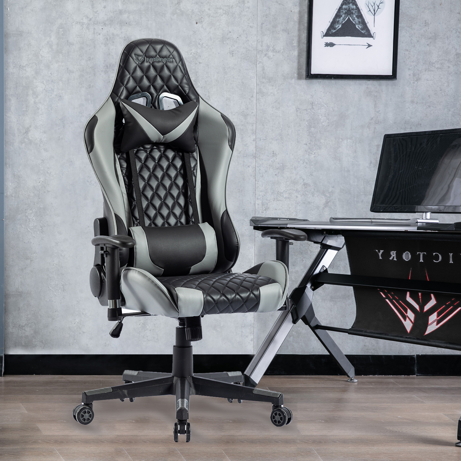 Gaming-Stuhl, grau, schwarz und Diamantenmuster, in Raumumgebung.