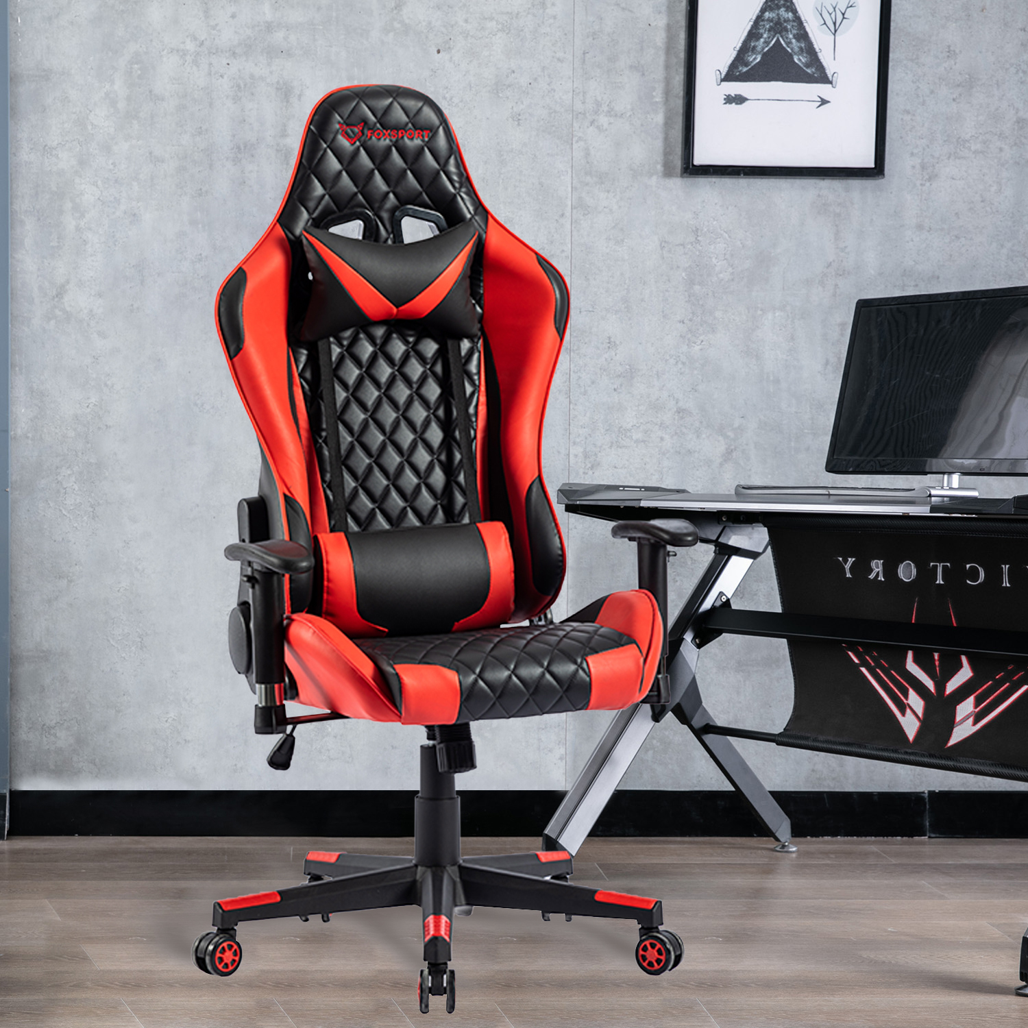 Silla gamer roja y negra frente a un escritorio con monitor y decoración.