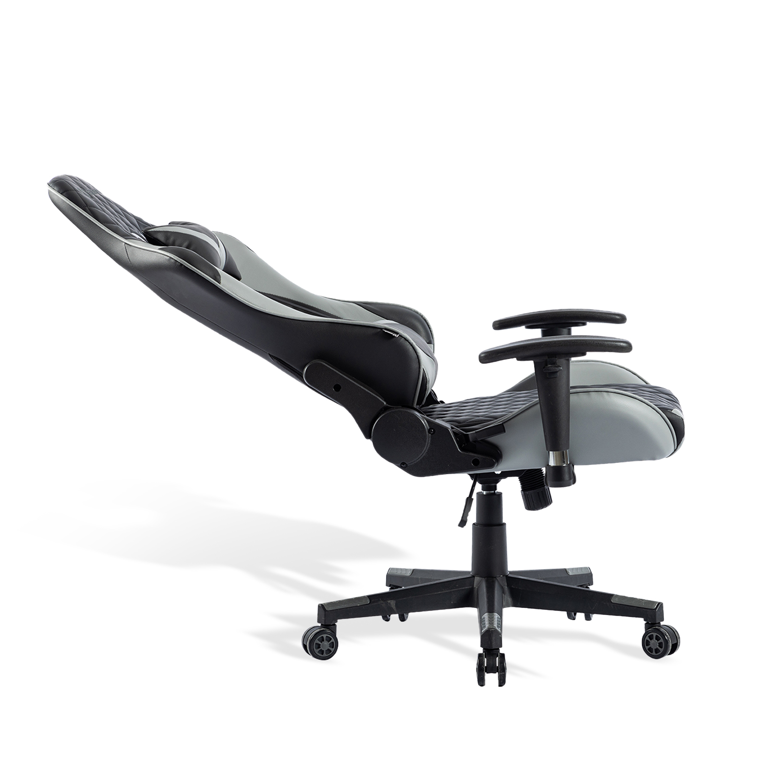 Silla gaming, negra y gris, inclinada hacia atrás. La silla está sobre un fondo blanco.