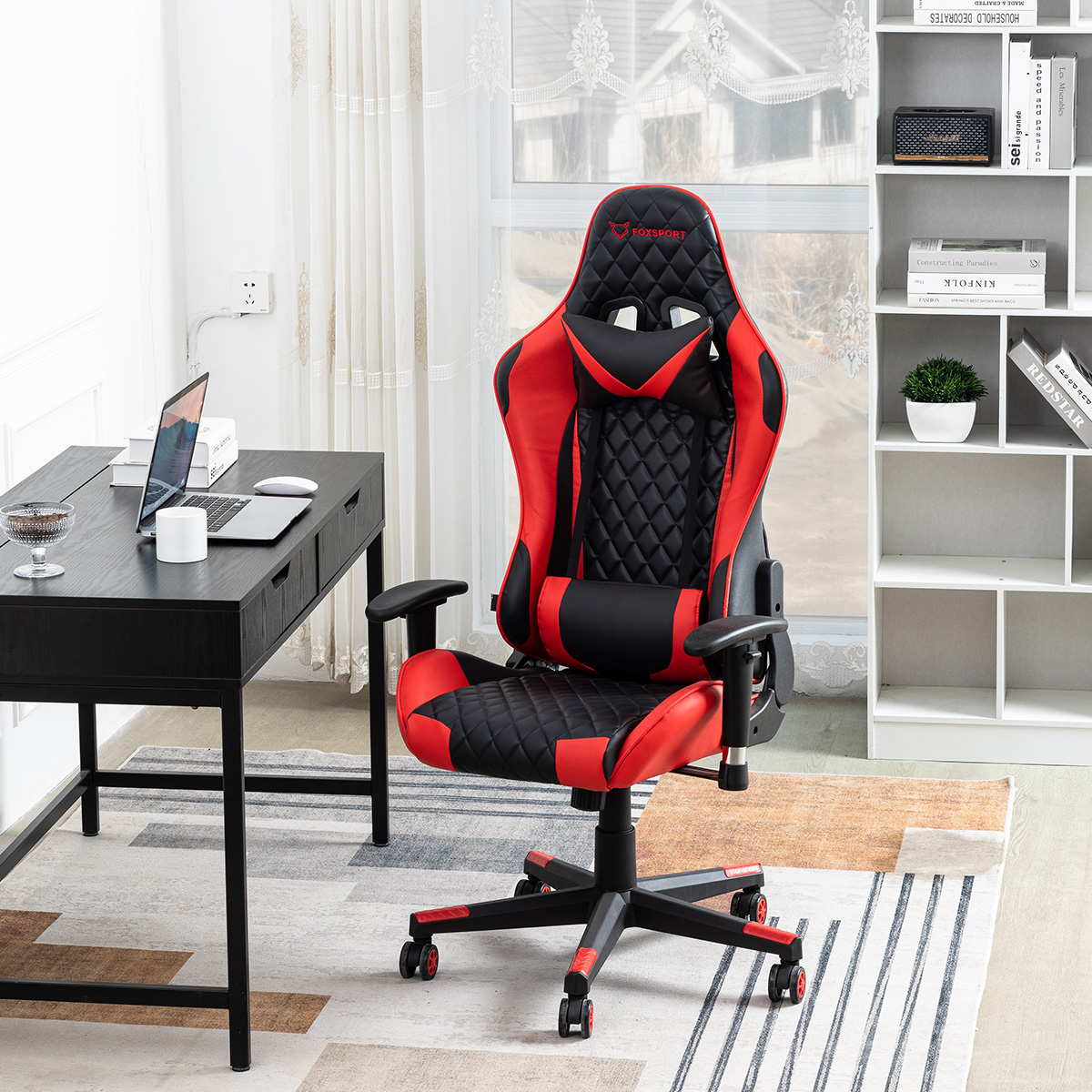 Silla gamer, escritorio negro con portátil y periféricos, estante blanco.