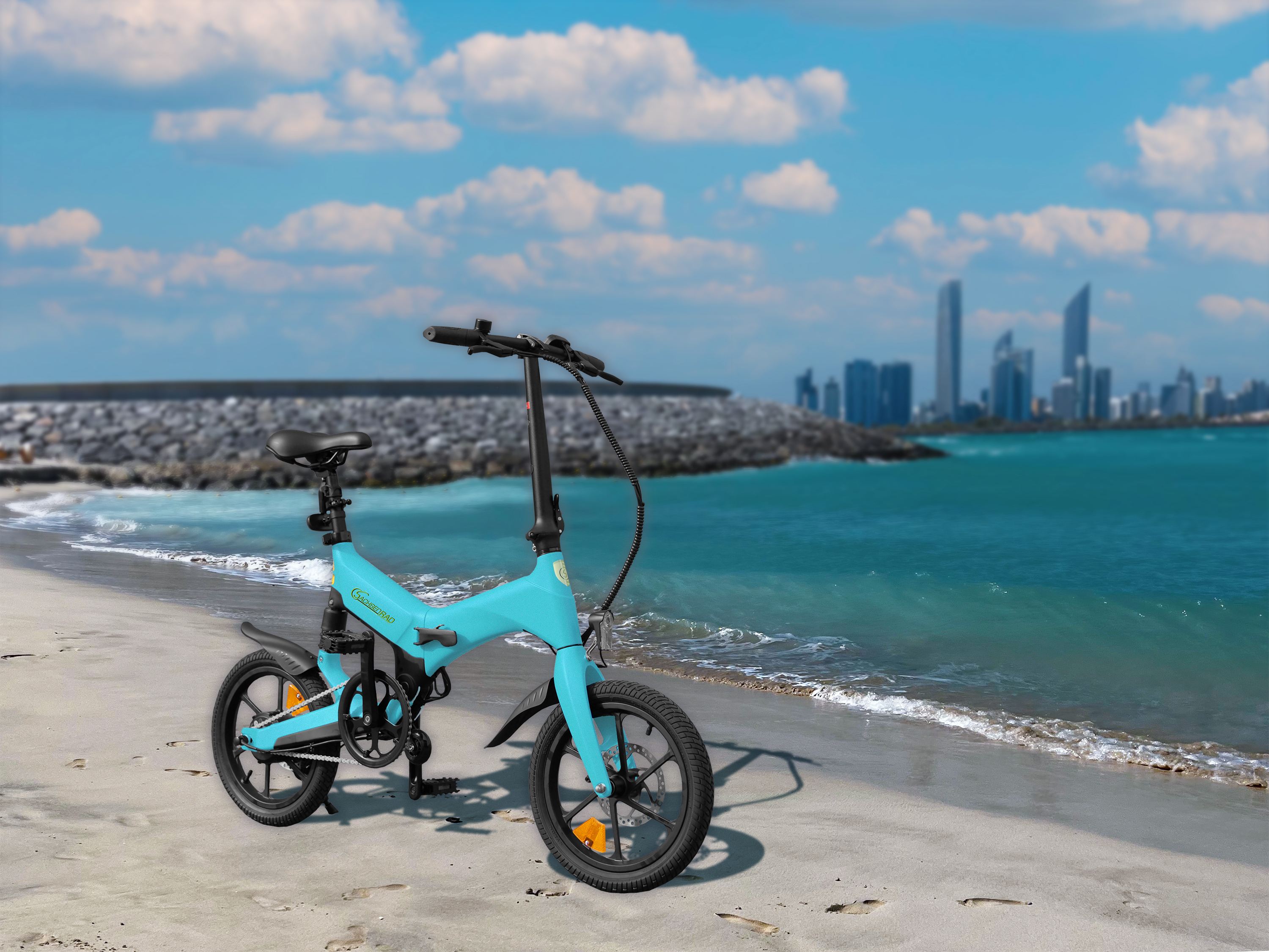 Ein hellblaues Klappfahrrad an einem Sandstrand, mit Meer und Skyline im Hintergrund.